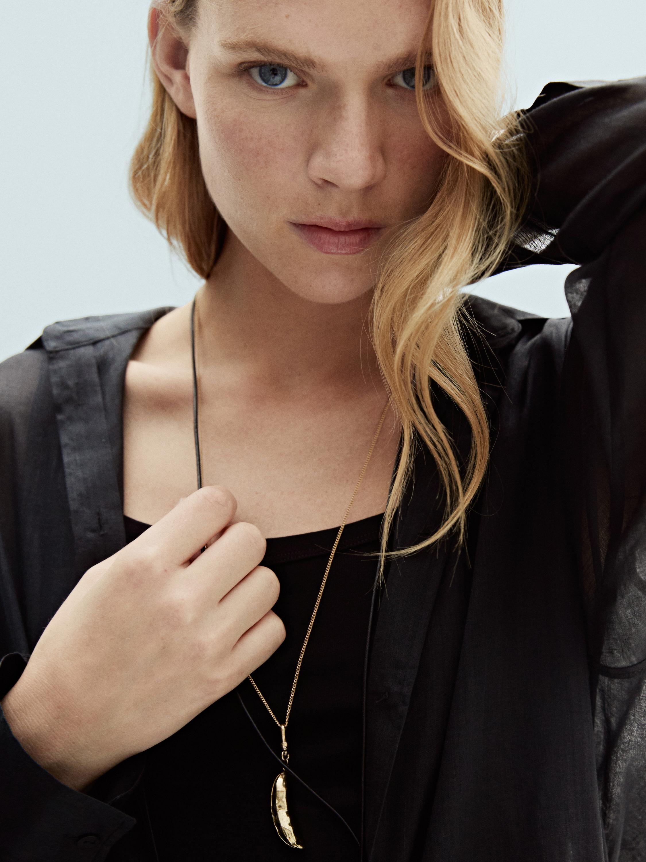 Kalung rantai dengan liontin pod