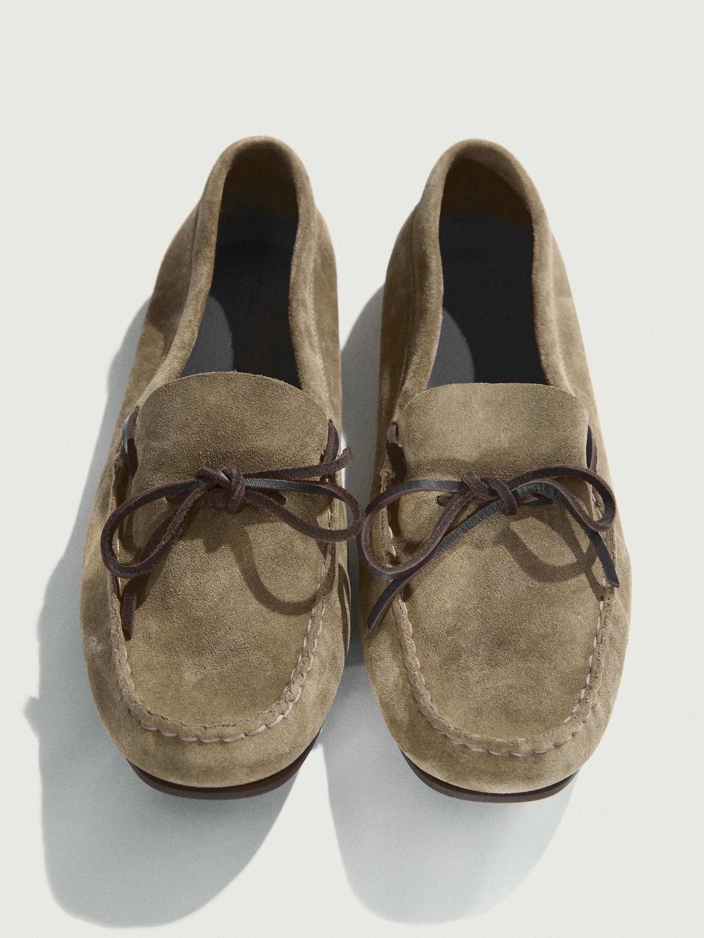Split suede loafers with bow