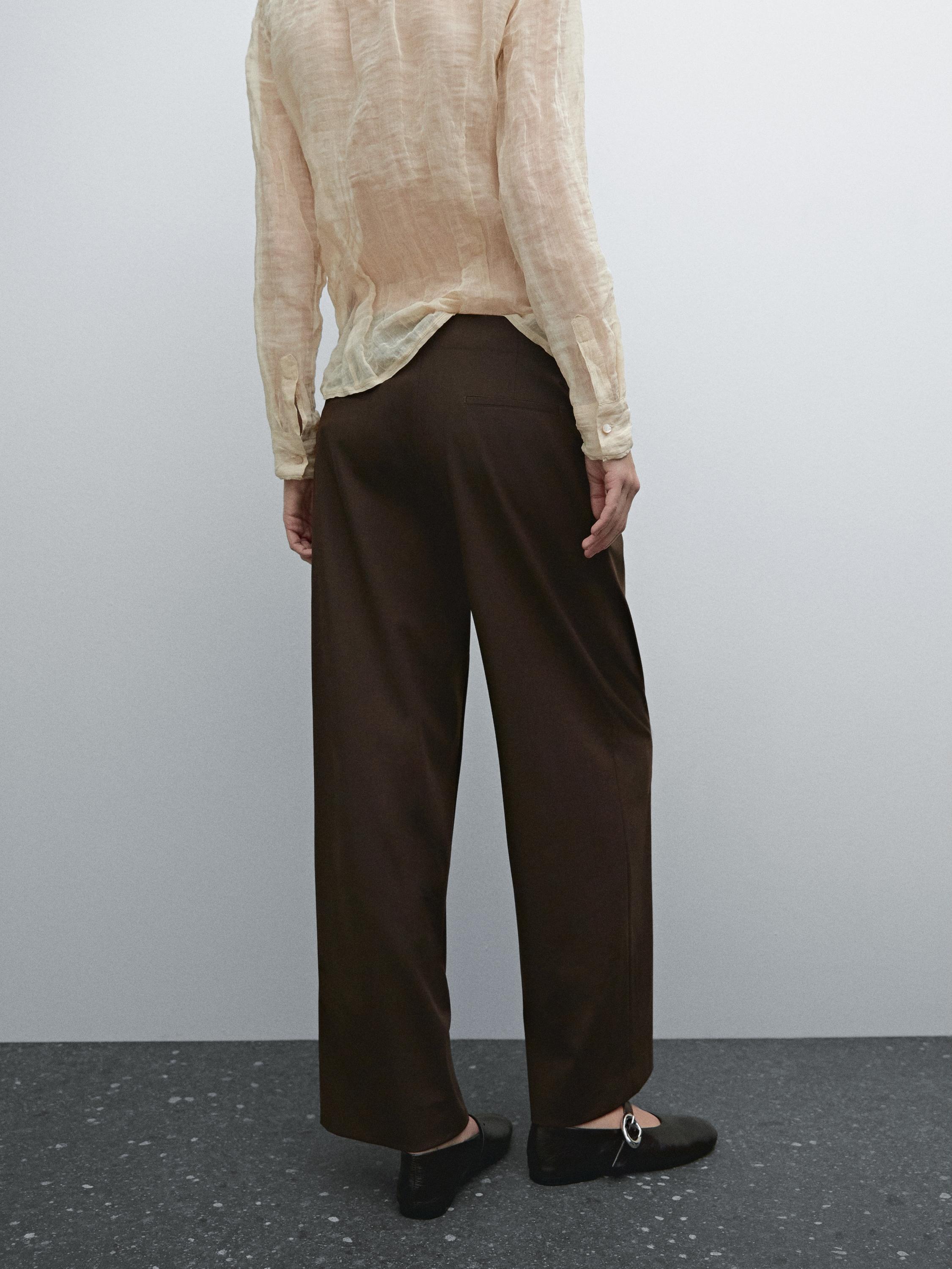 Pleated trousers with a clean design