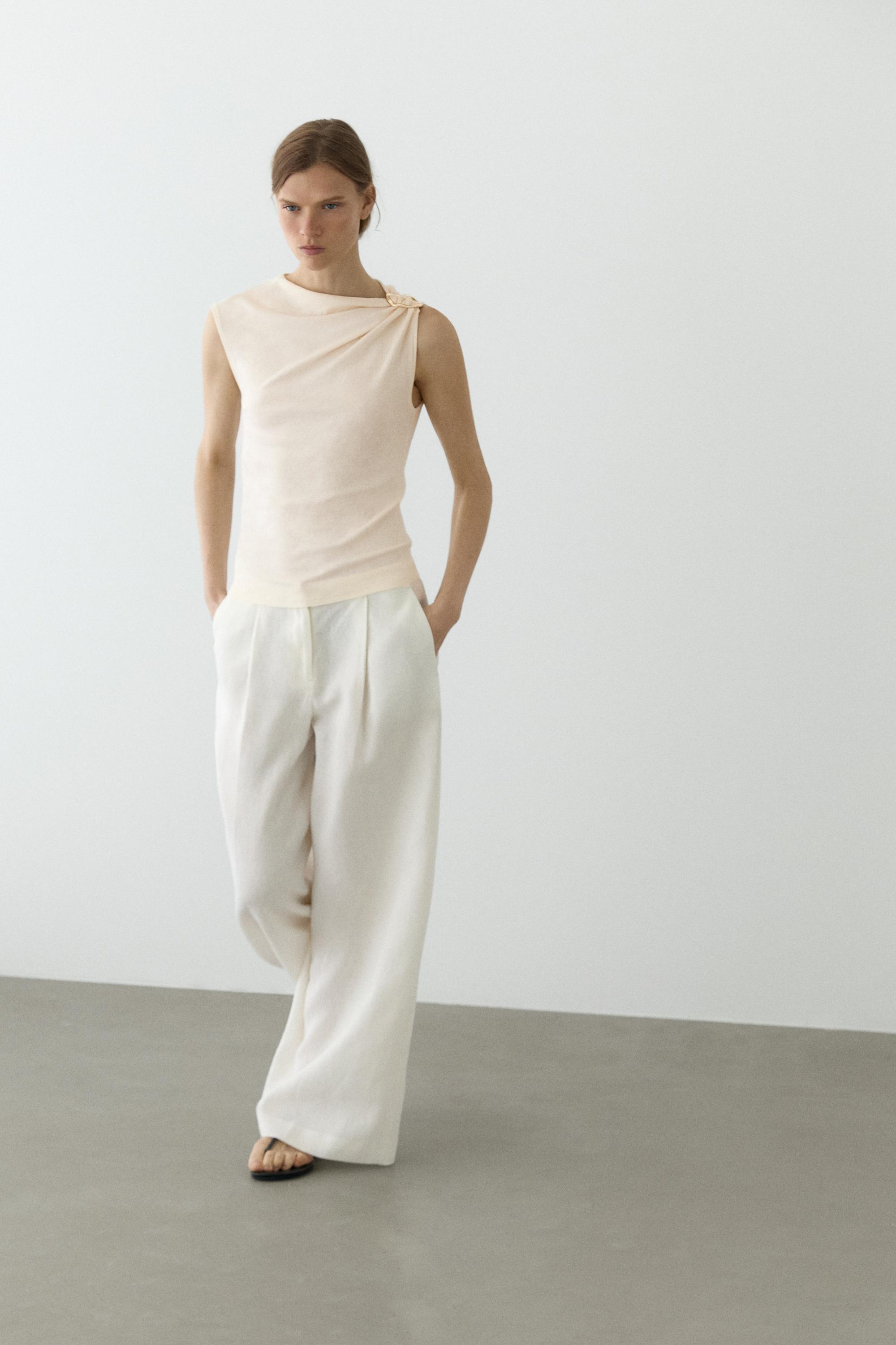 טופ אסימטרי עם קישוט דמוי יהלומים