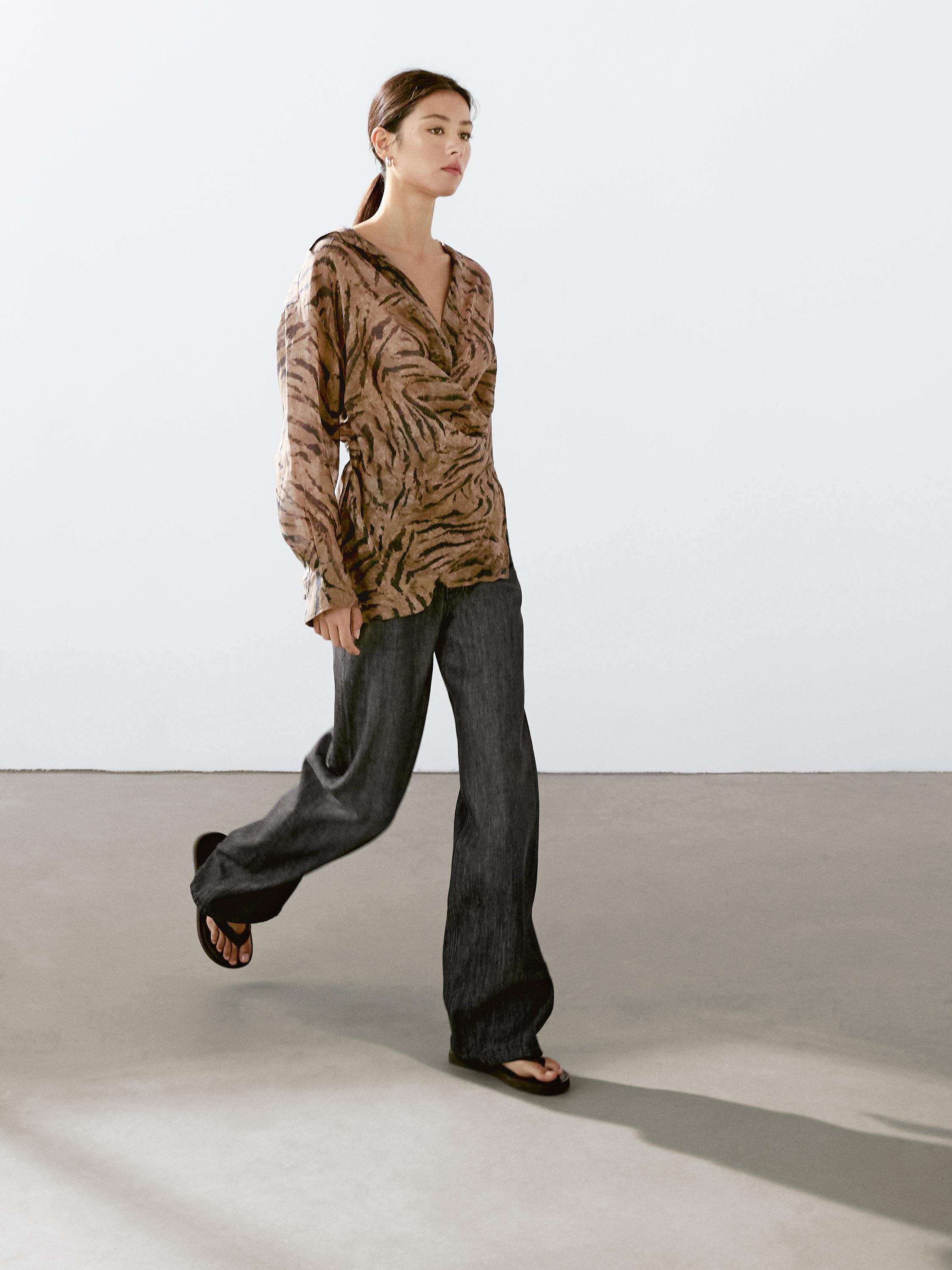 Fließender Kimono in Jacquard mit Schmuckknopf