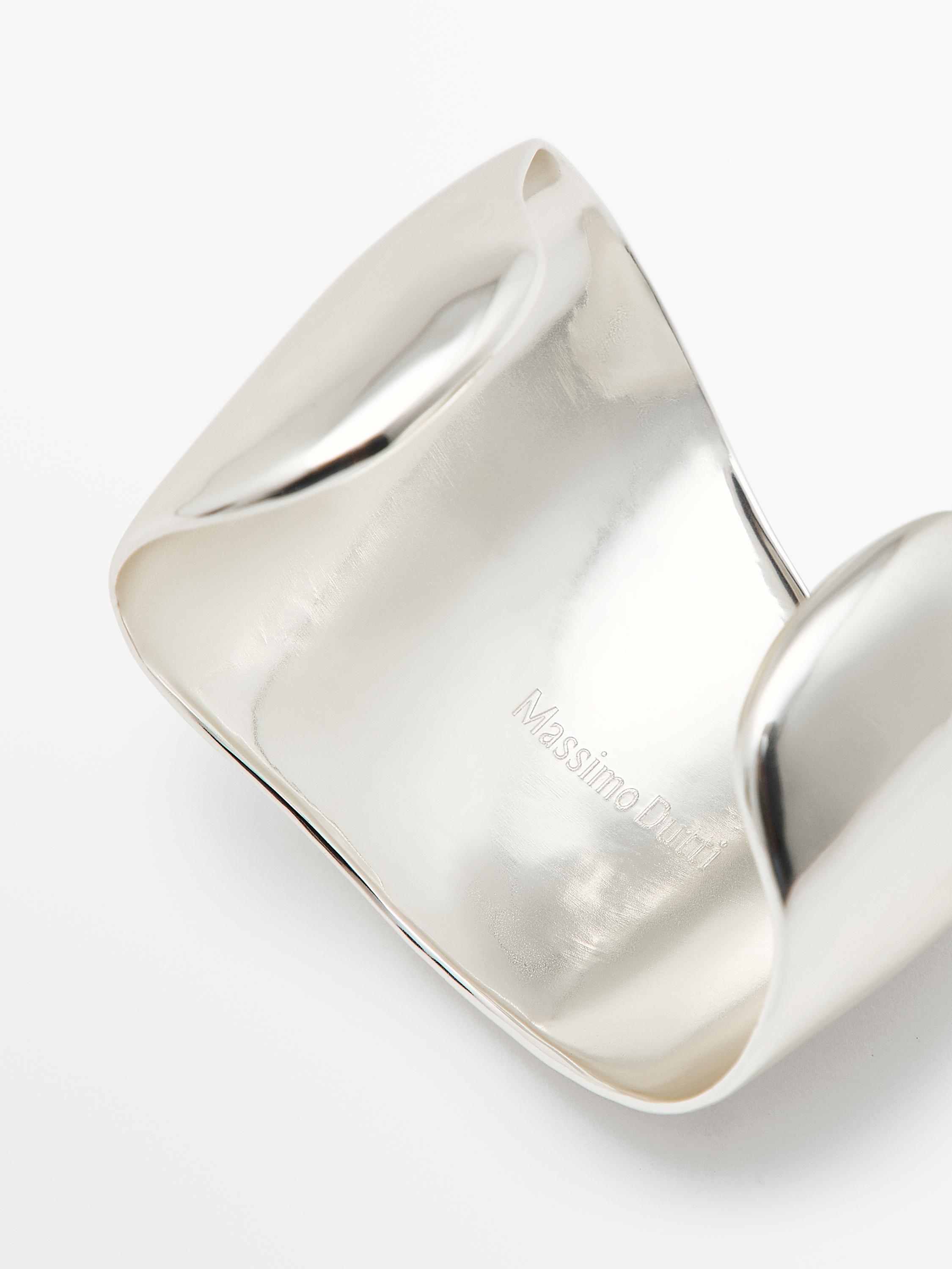 Wide rounded bracelet