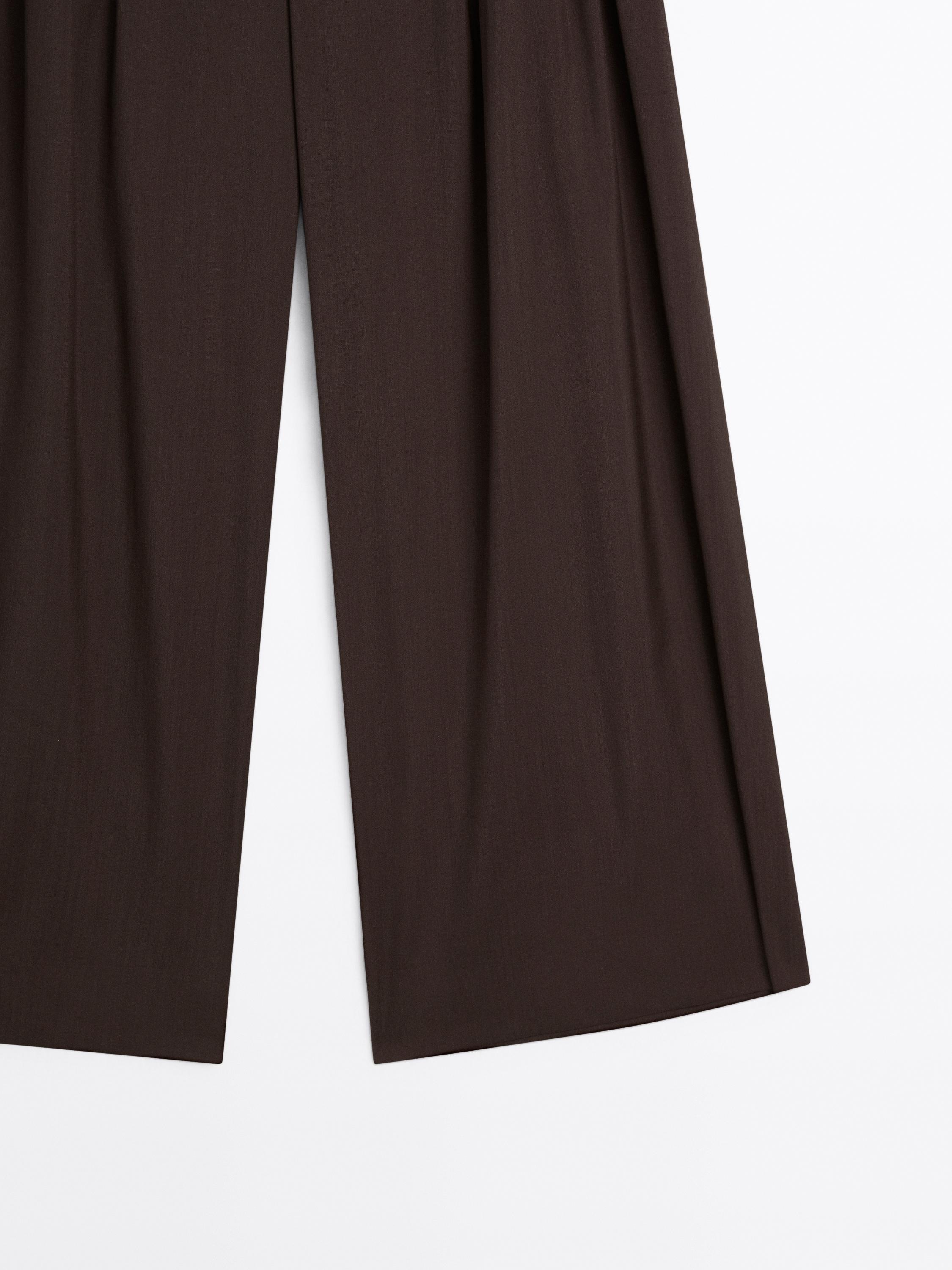 Flowing trousers with darts