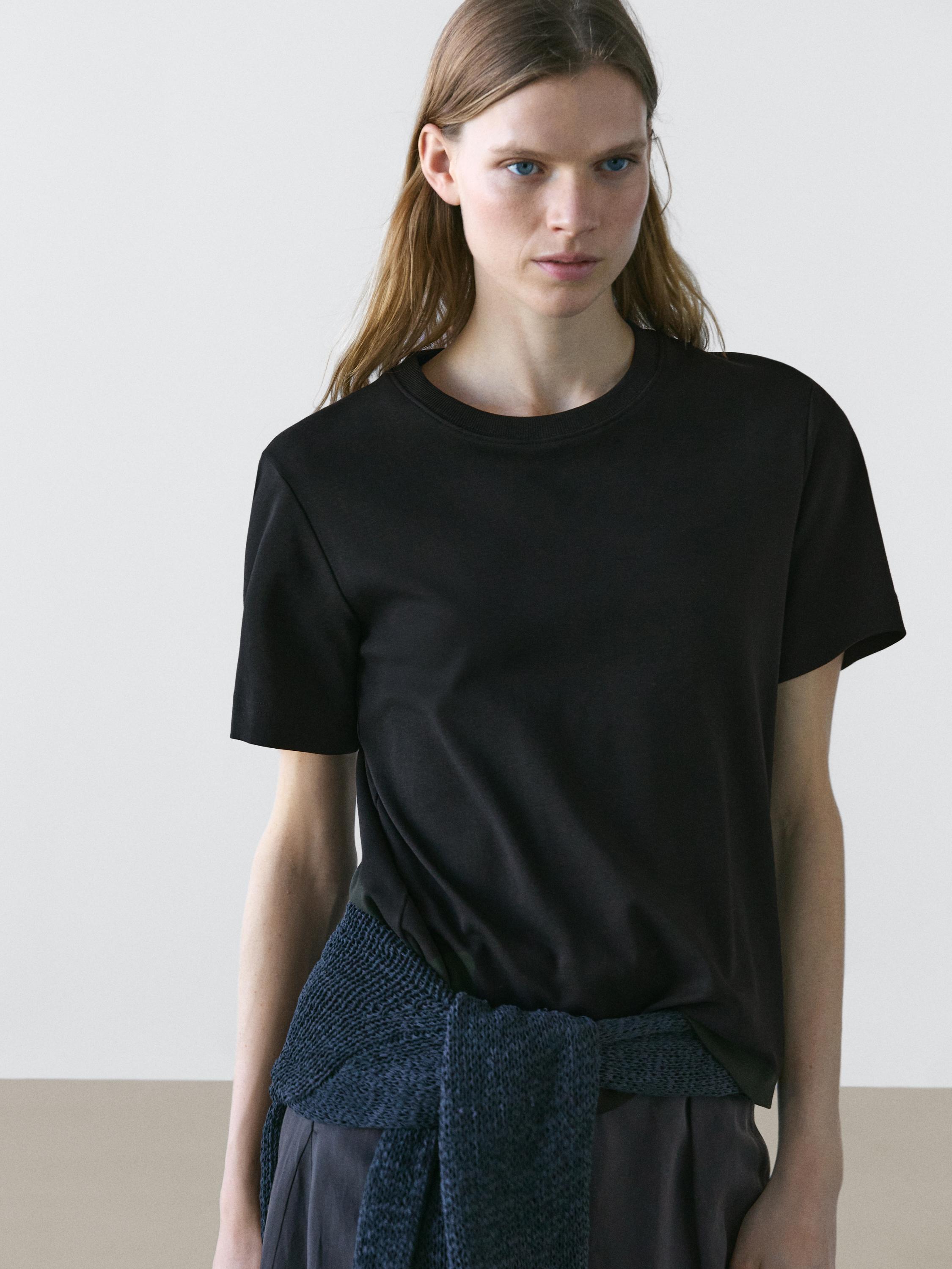 Plan moyen de t-shirt noir à manches courtes et col rond.