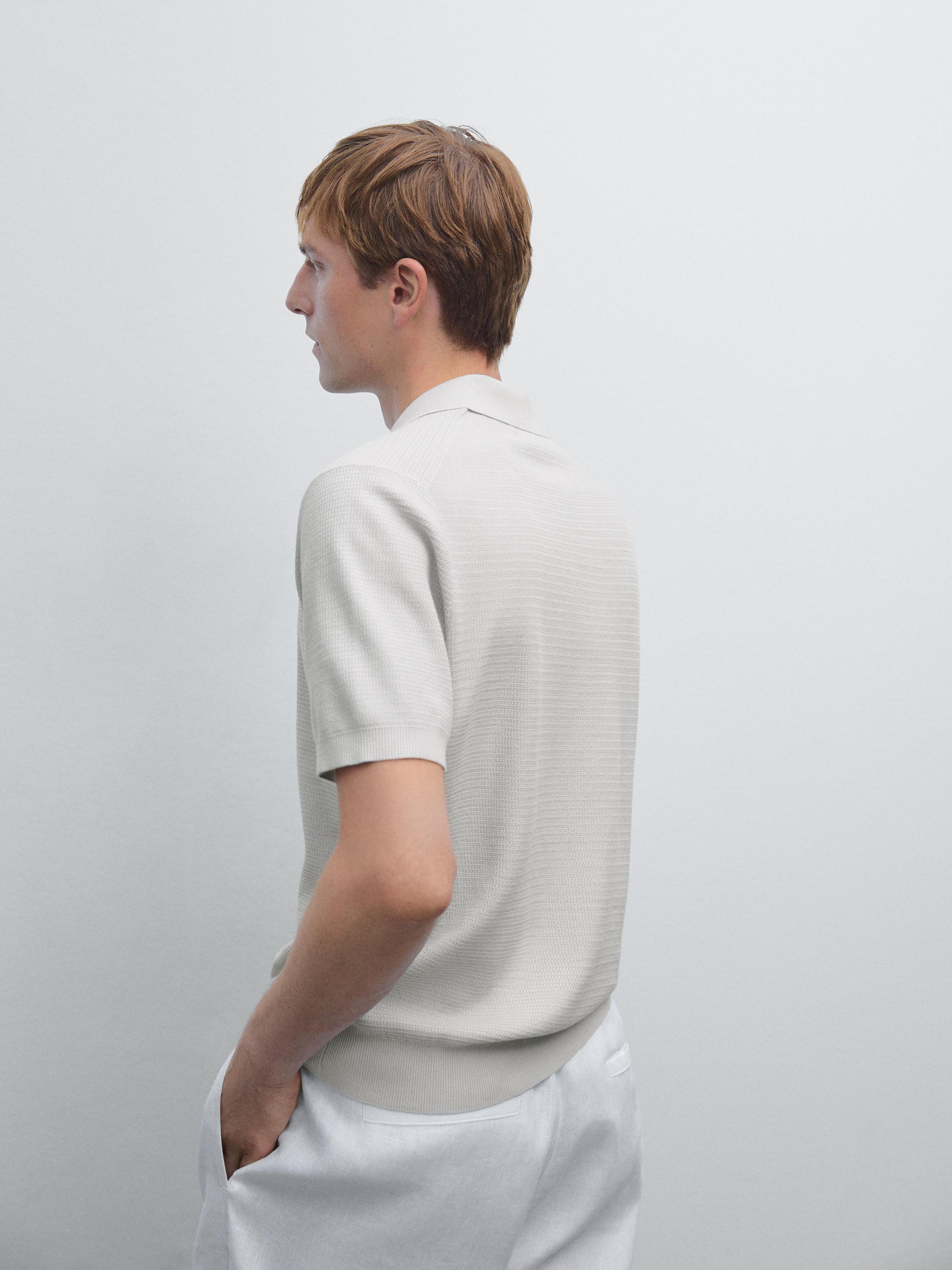 قميص بولو محاك بفتحة صدر على شكل V