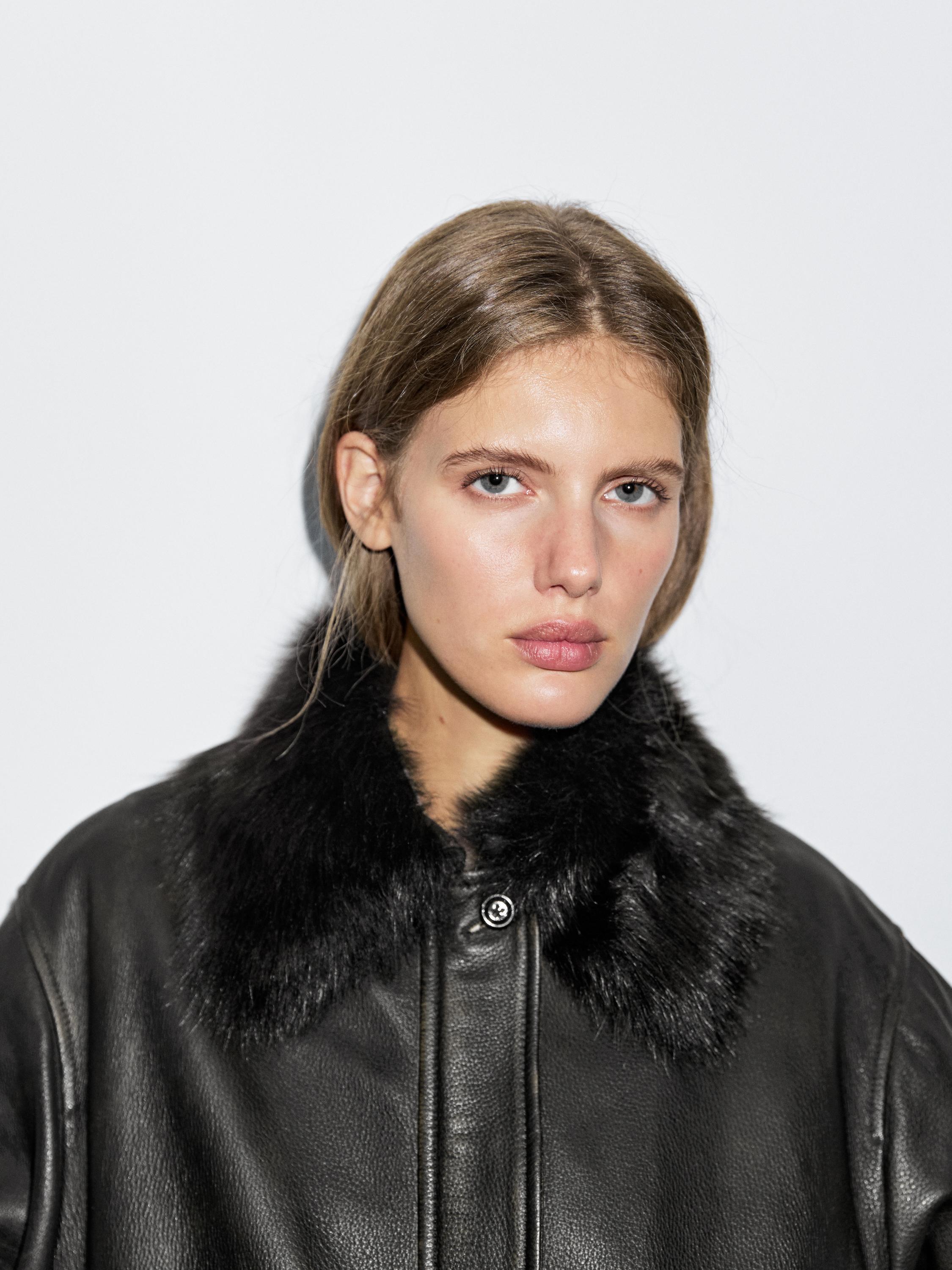 Chaqueta piel napa detalle cuello