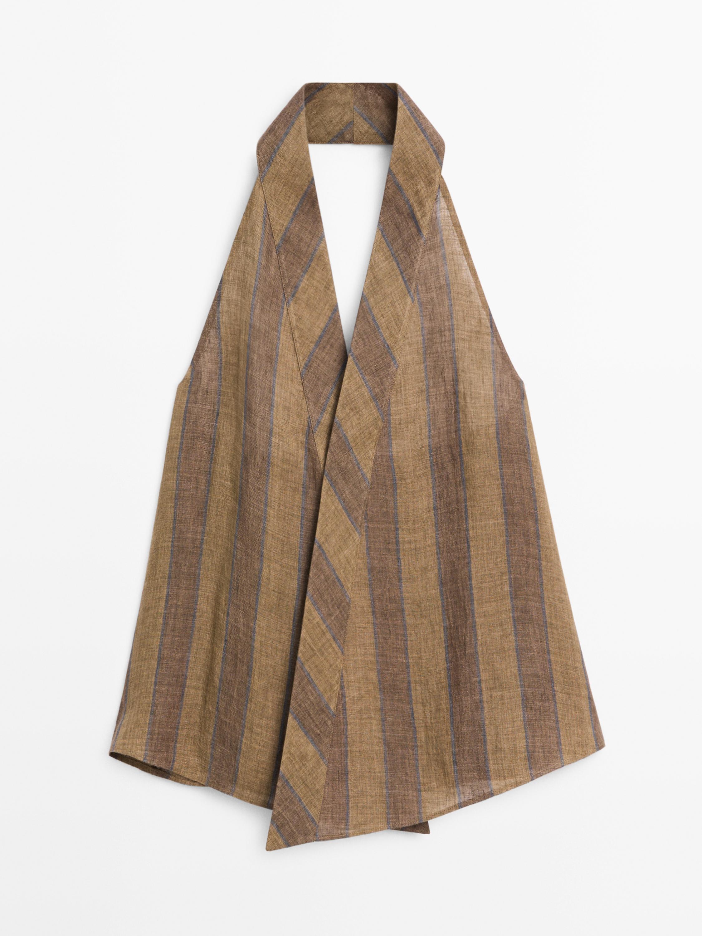 Vue de face d'un blazer sans manches kaki à rayures diagonales marron et bleues.