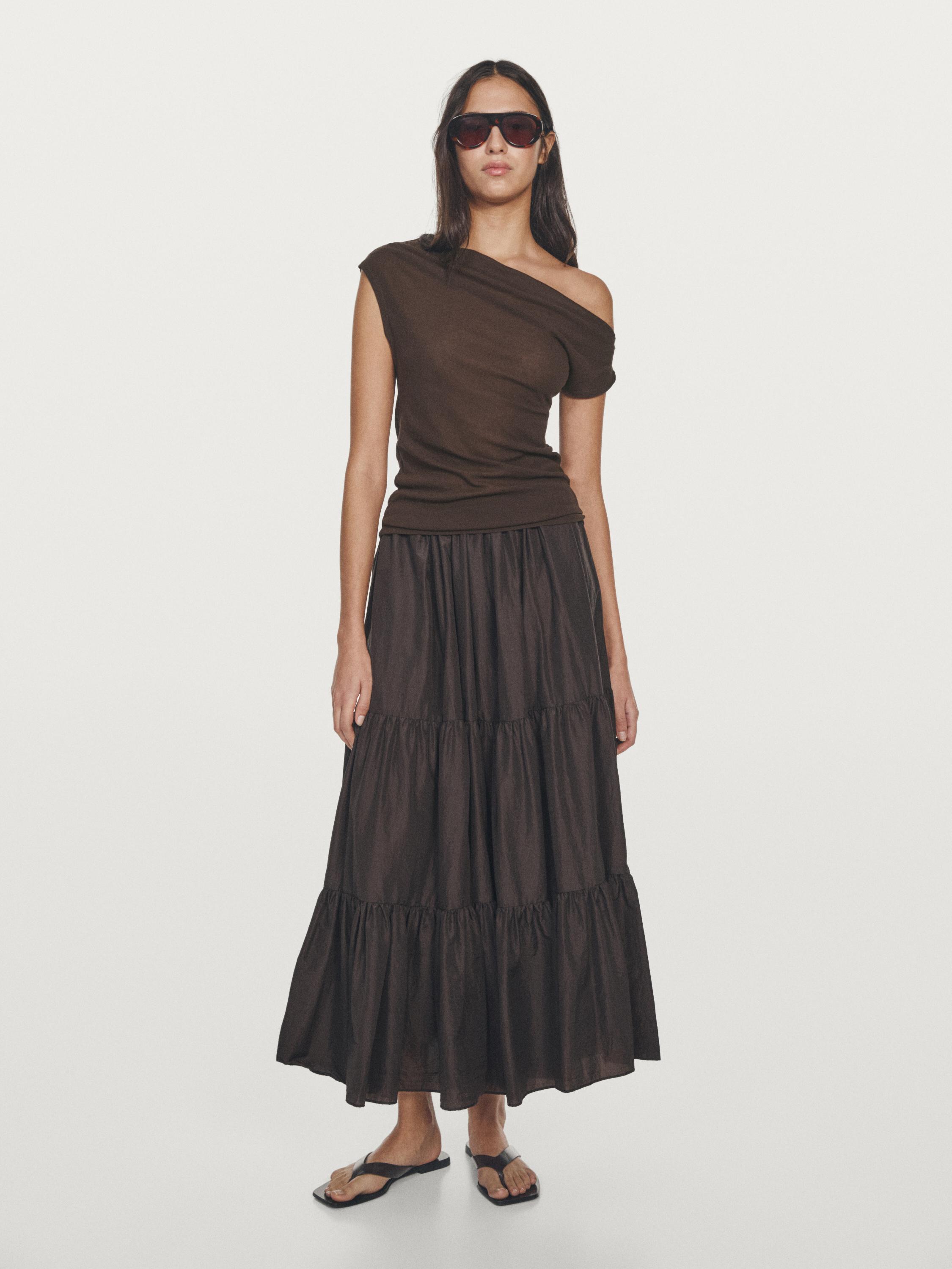 Atasan asimetris tanpa lengan