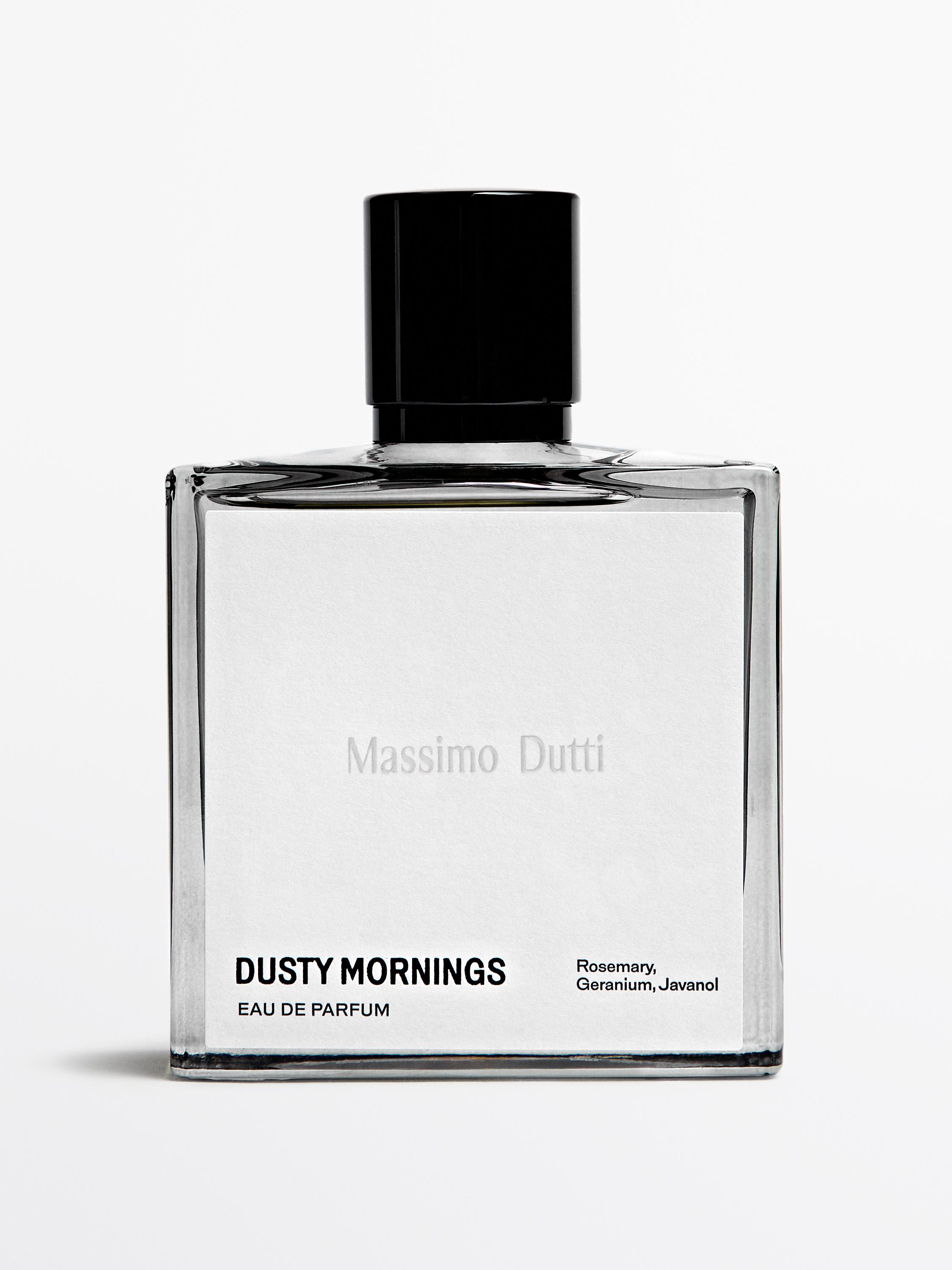Botella de perfume gris perla con texto "DUSTY MORNINGS EAU DE PARFUM" y "Romero, Geranio, Javanol".