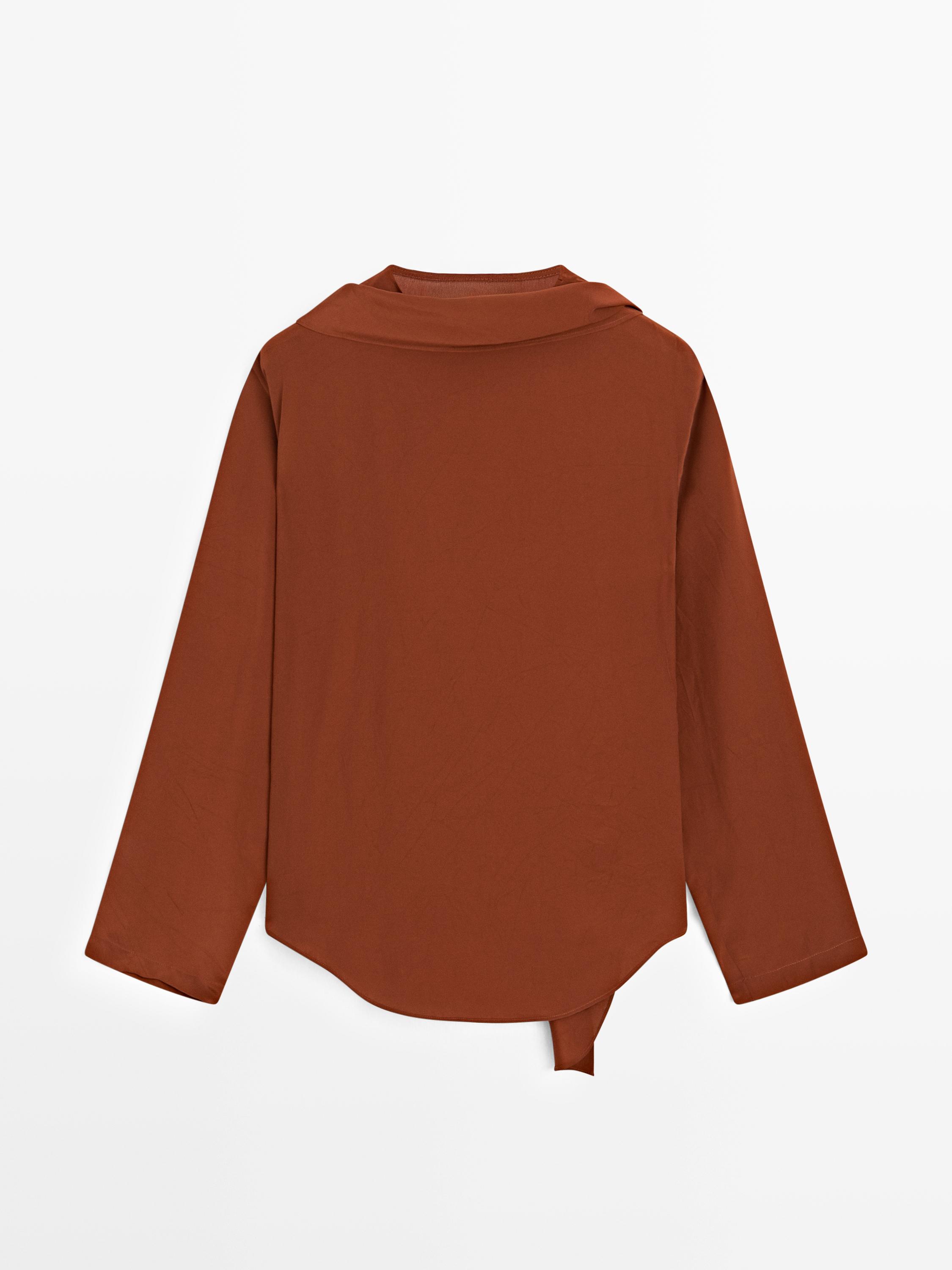 Flowing blouse with tied neck