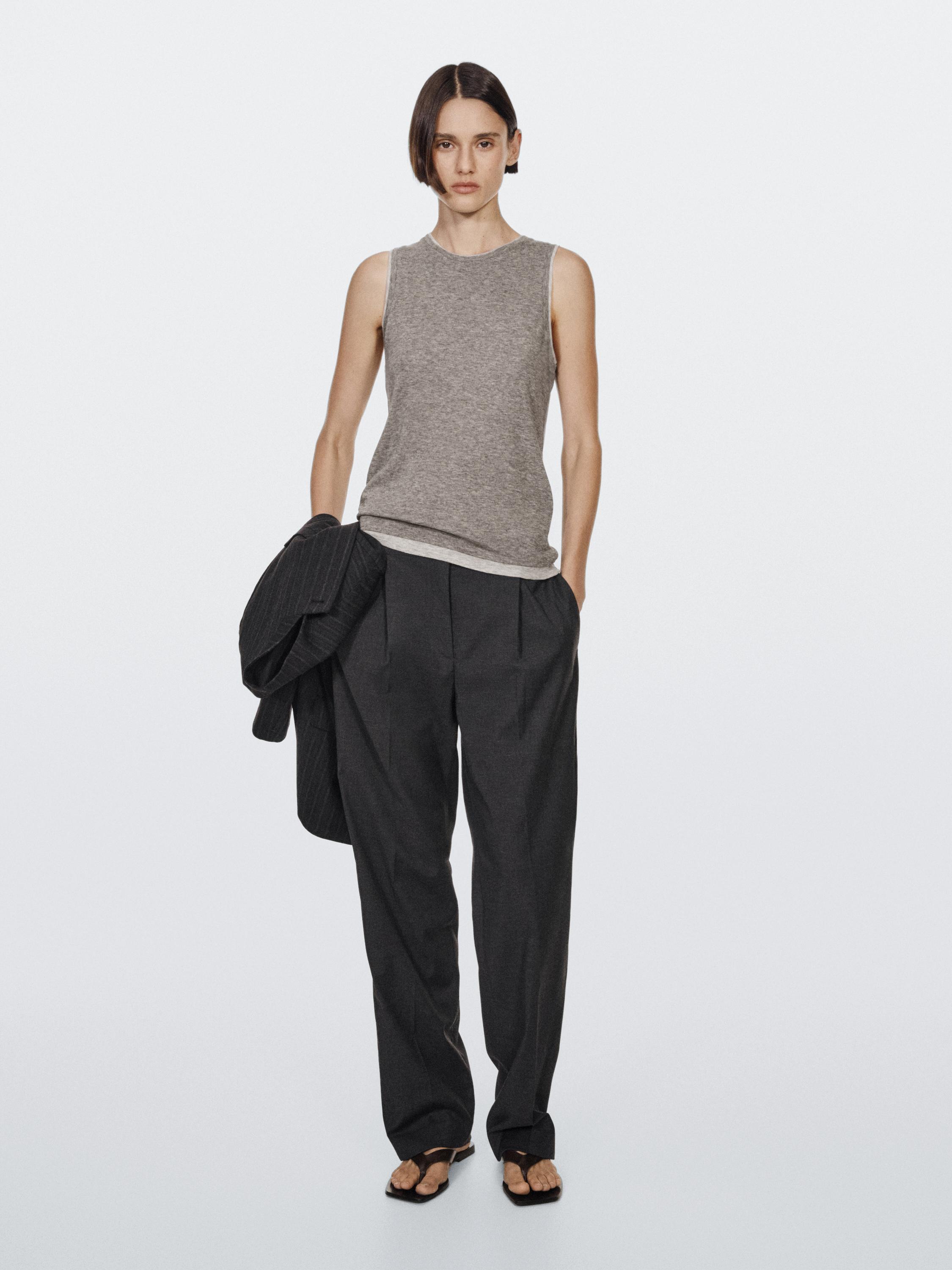 Sleeveless T-shirt with double trim