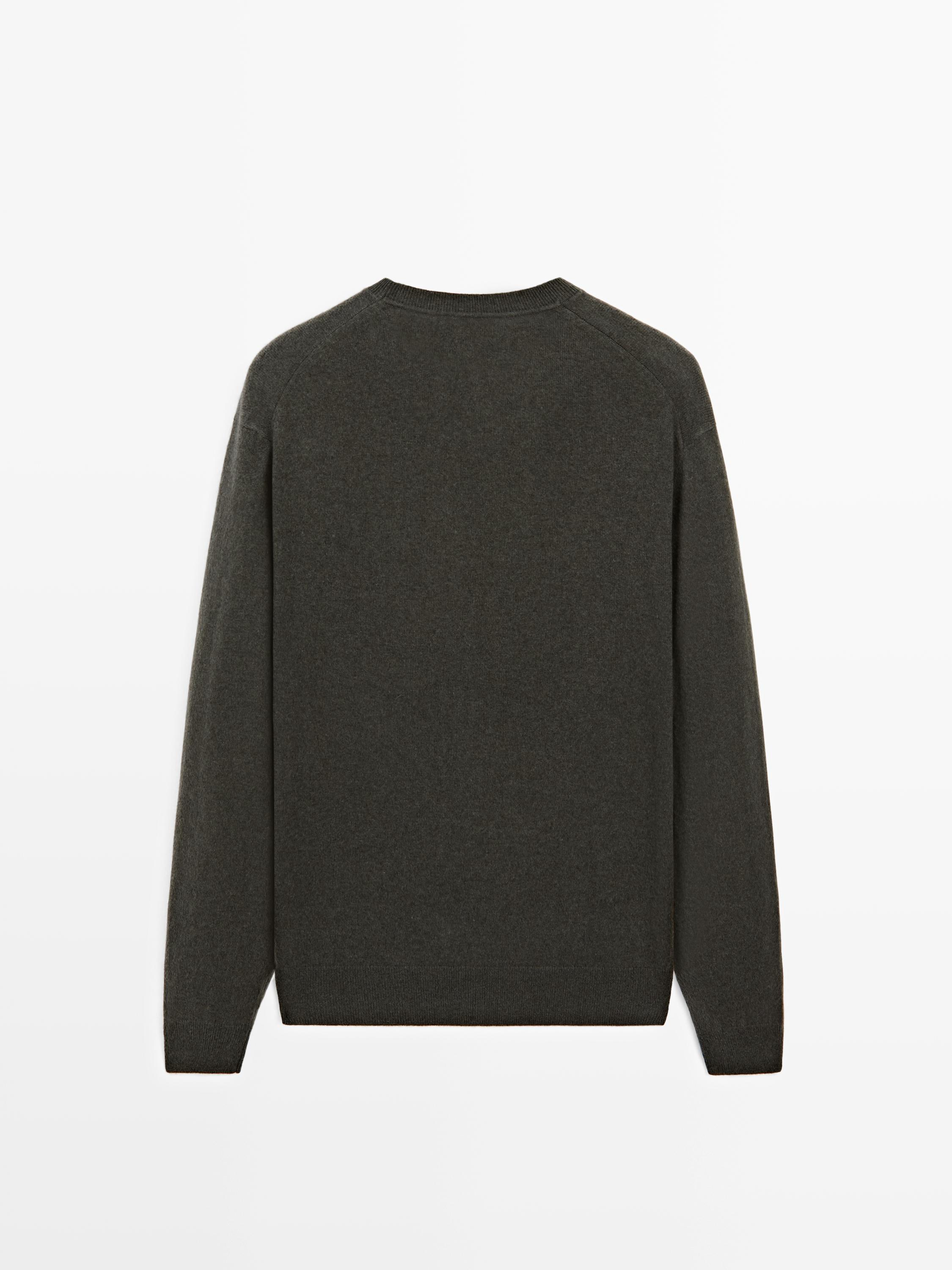 Cashmere knit sweater with a crew neck