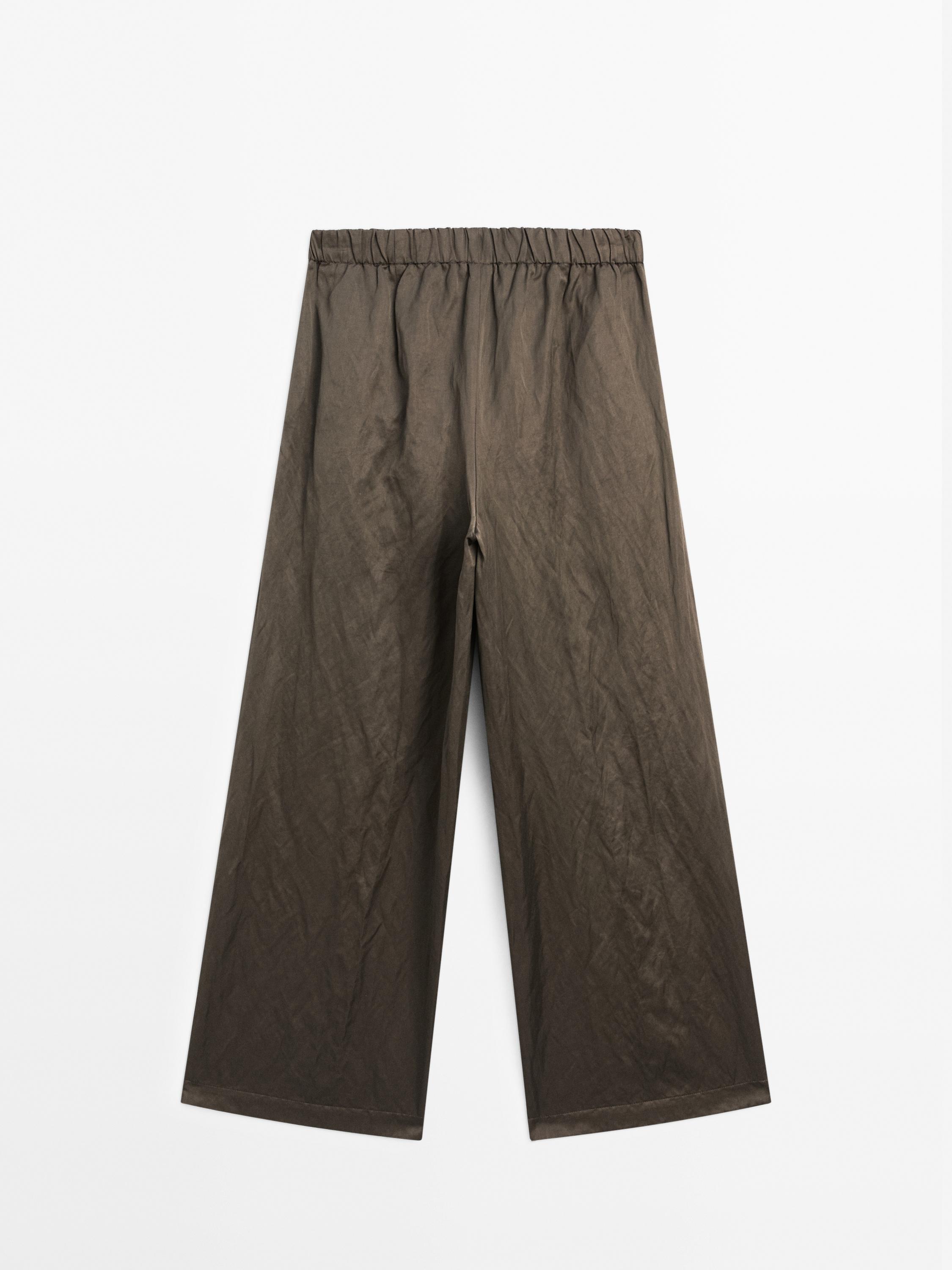 Pantalón ancho satinado efecto arrugado