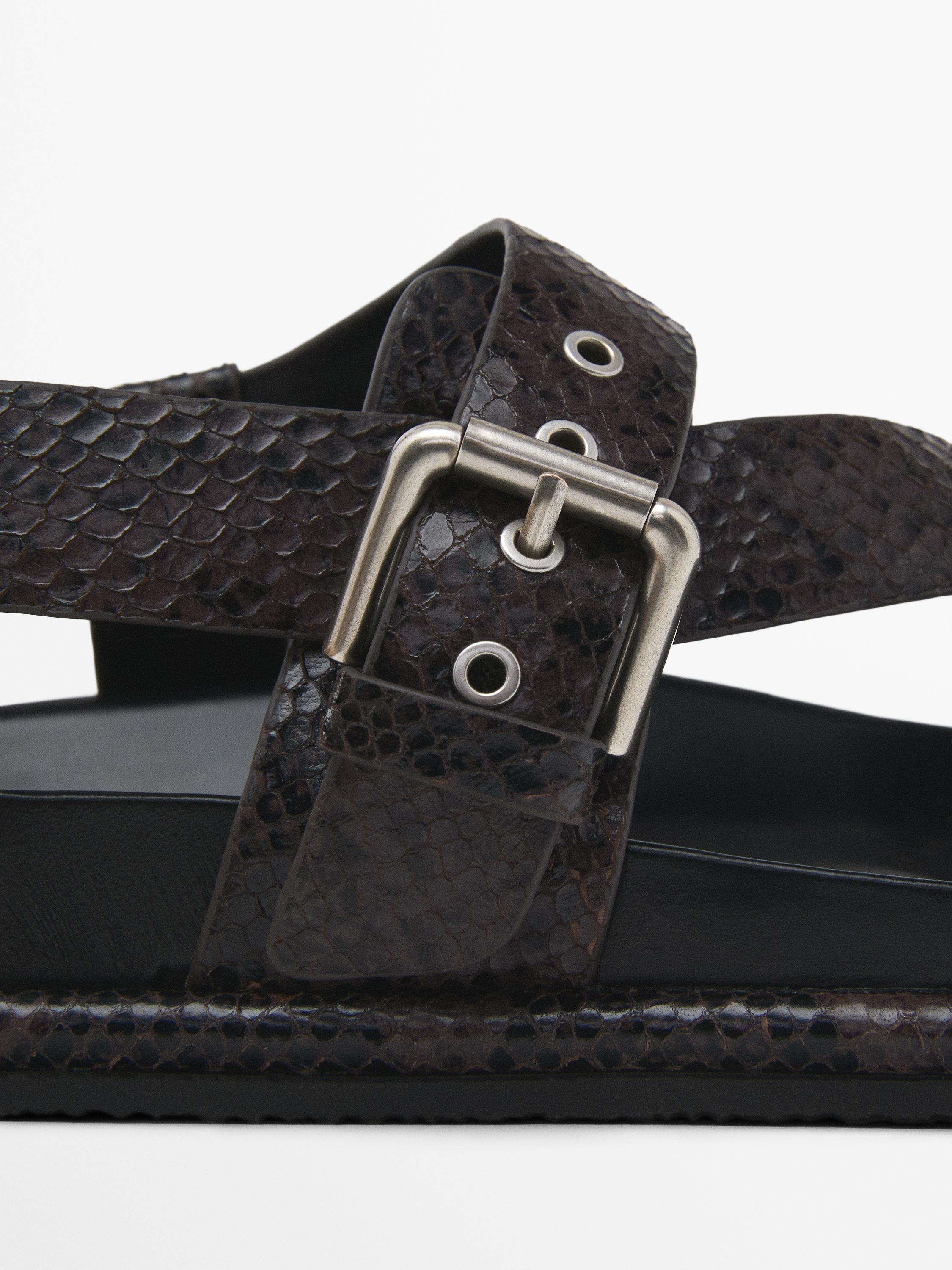 Printed sandals with toe divider