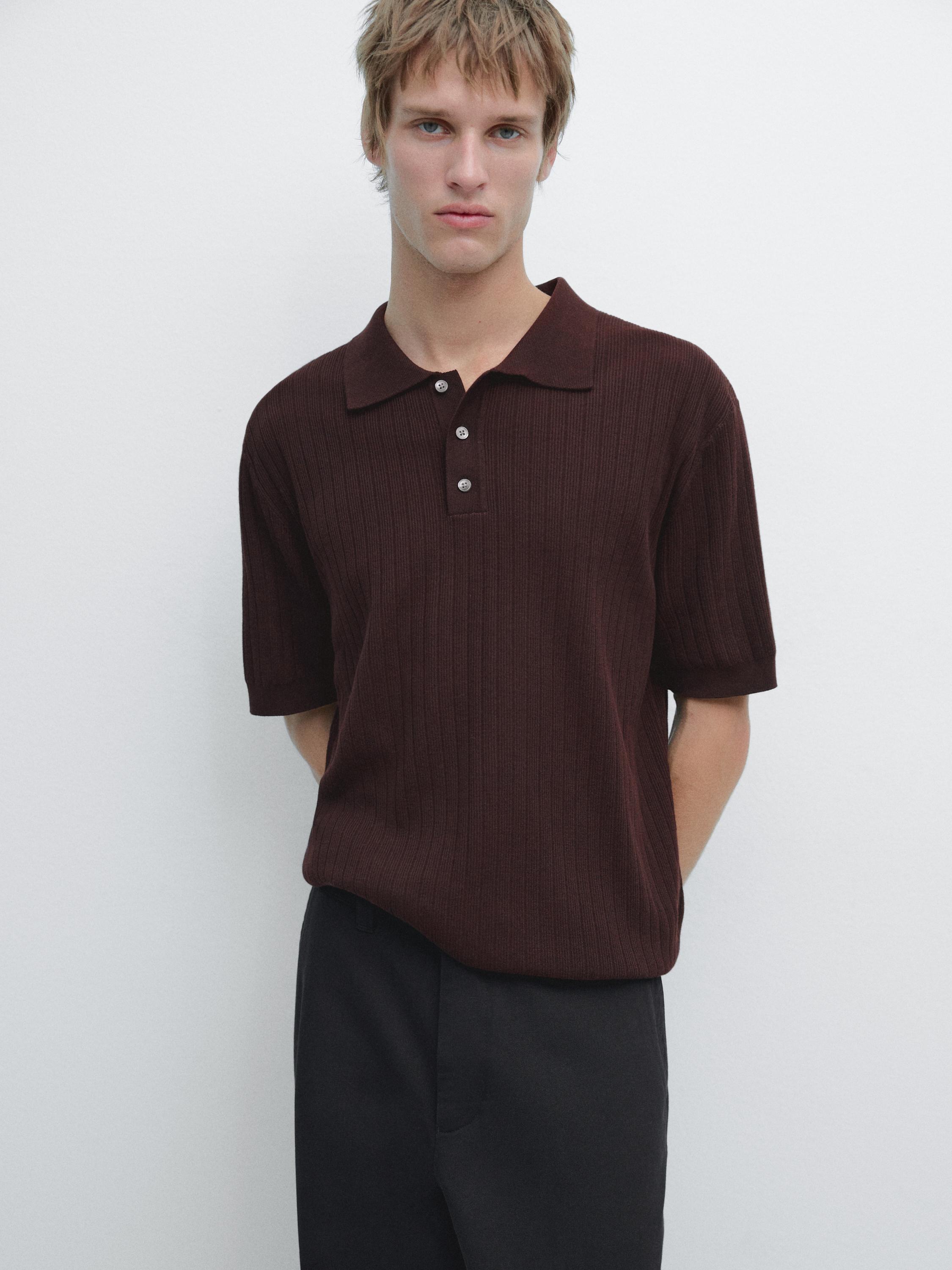 Burgunderfarbenes Polo-Jersey-Set mit Knöpfen und dunkler Hose.