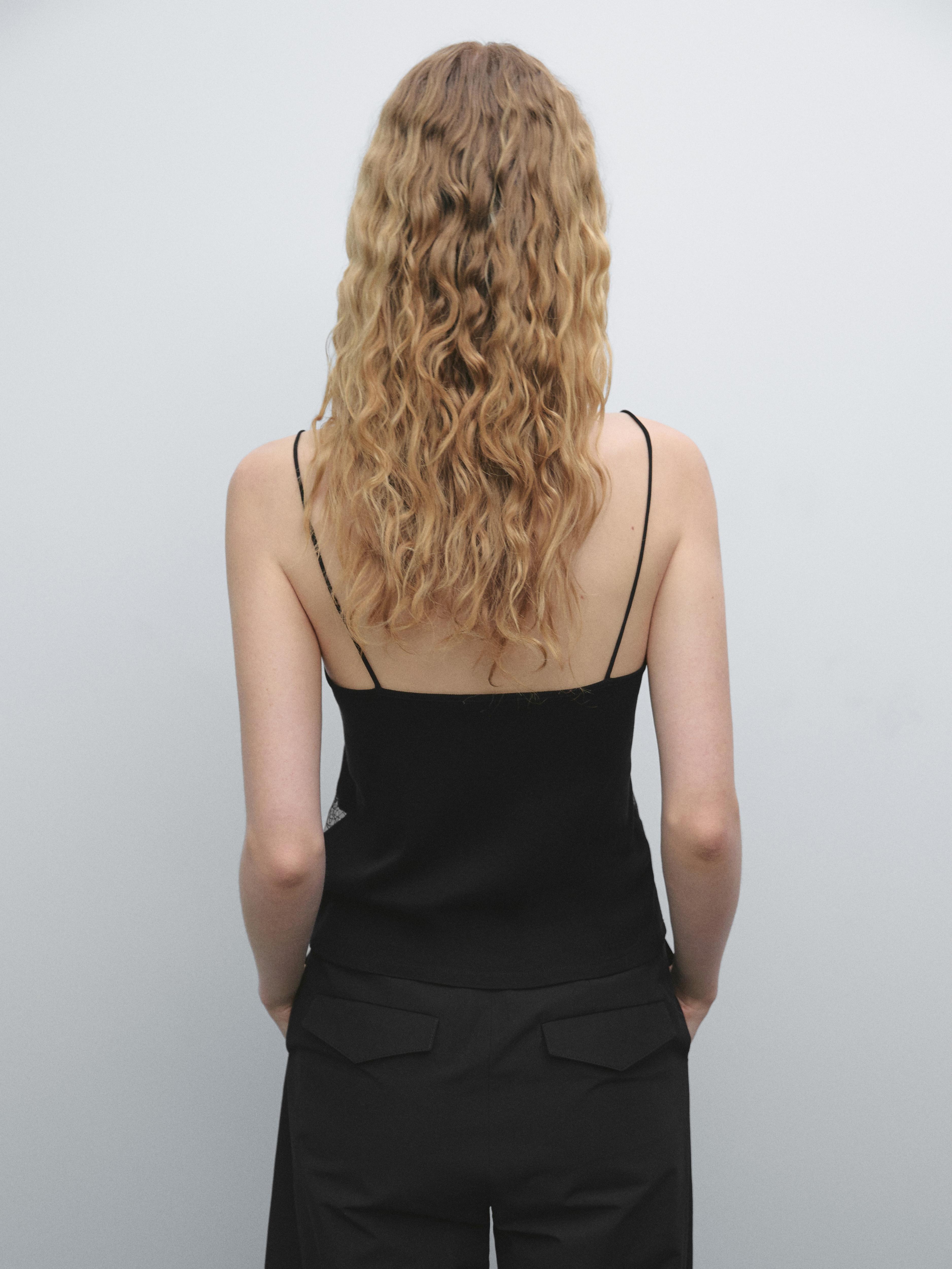 Top à bretelles avec décolleté en dentelle