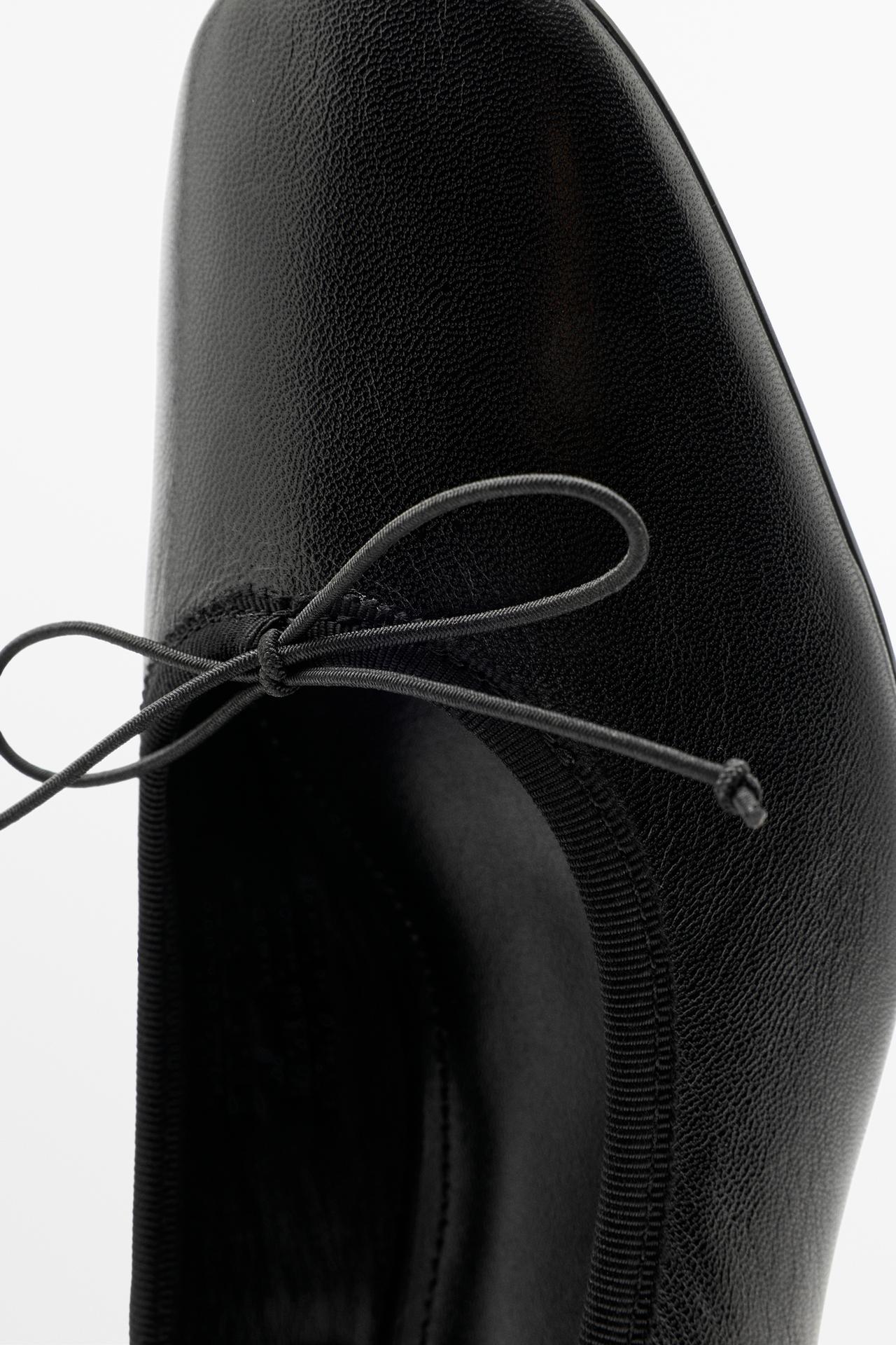 Leather heeled ballerina — BLACK