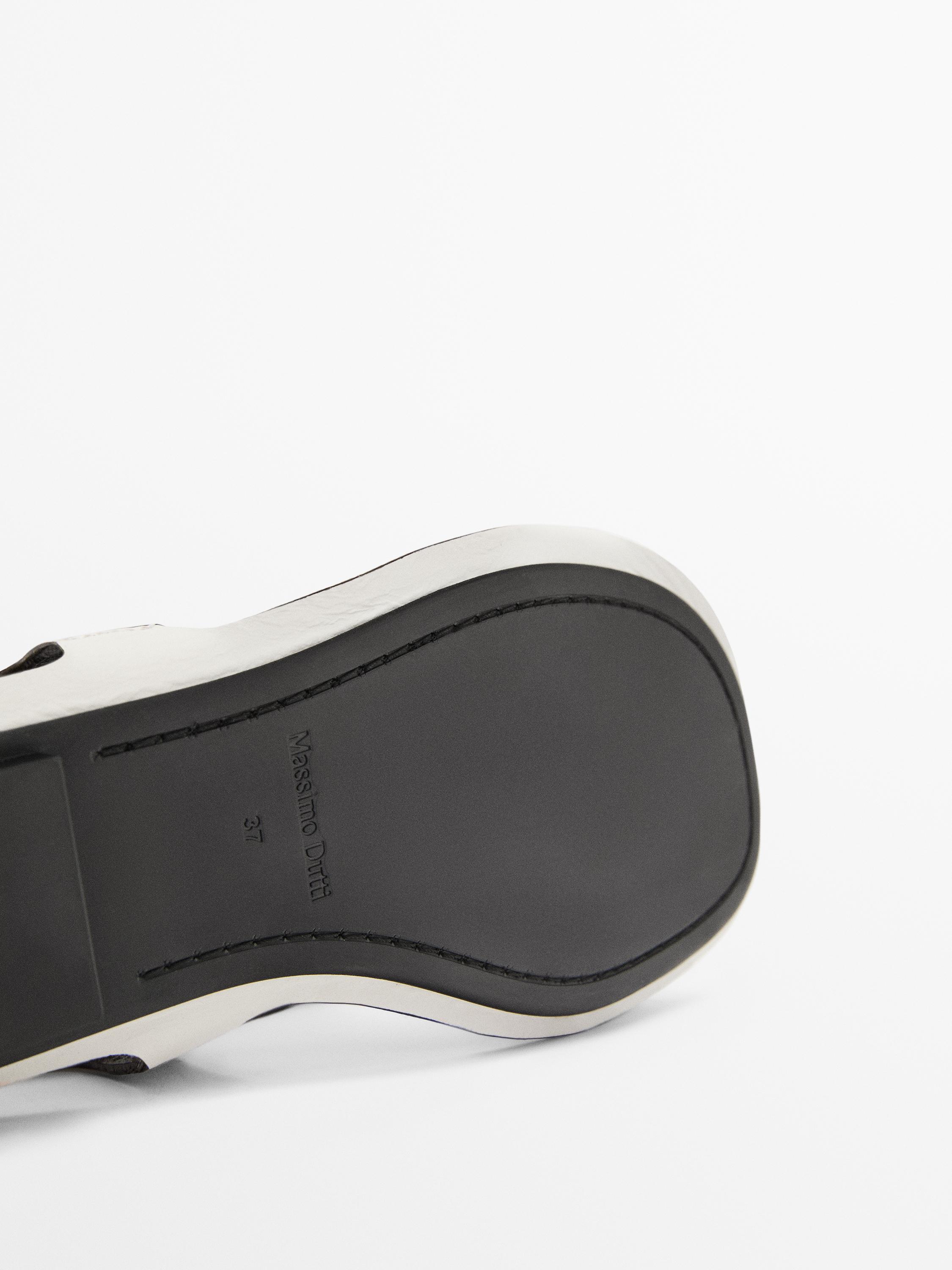 Flat leather sandals with buckles