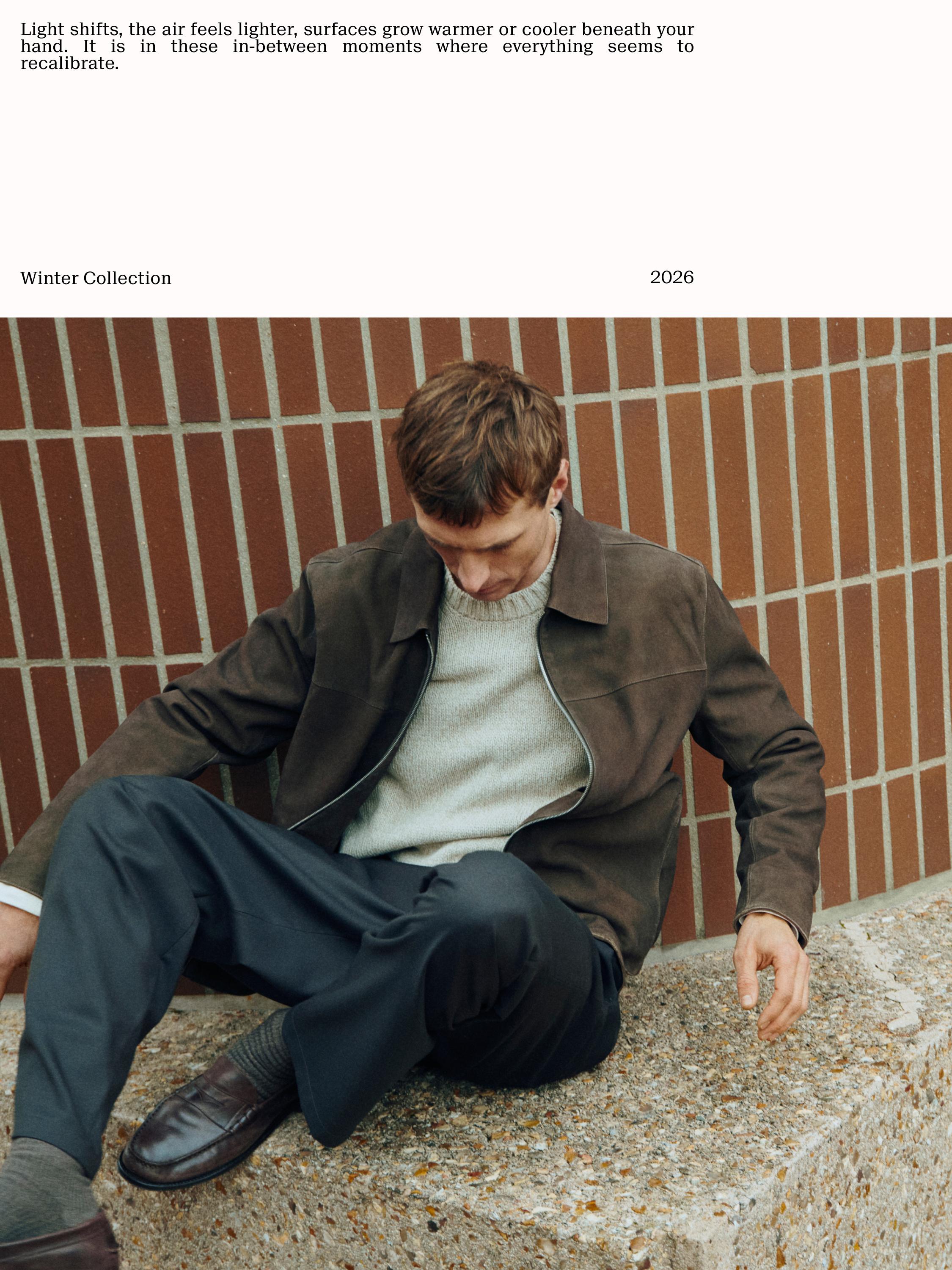 Conjunto de chaqueta marrón con cremallera, suéter gris claro y pantalones oscuros. Texto visible: "Winter Collection 2026".