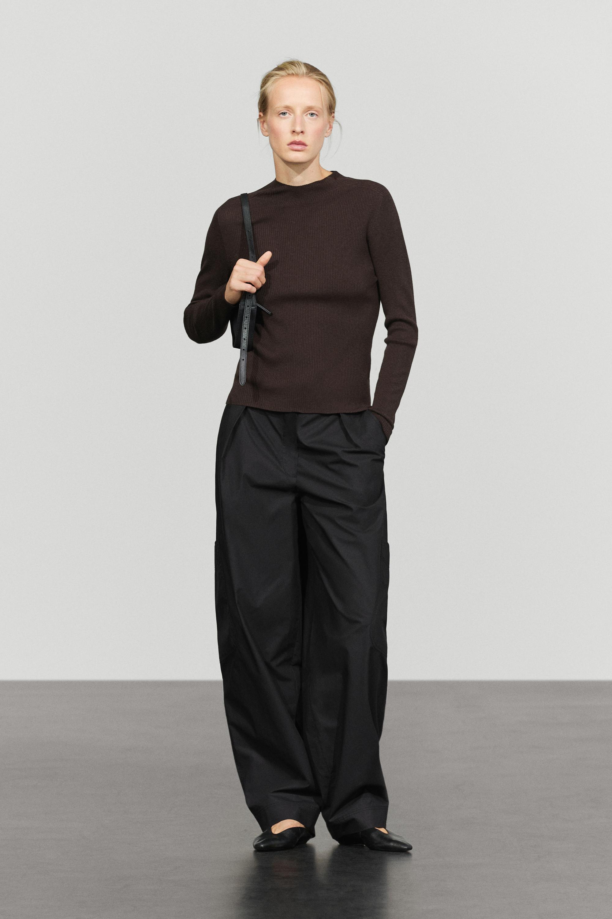 Ribbed knit mock turtleneck sweater — BROWN