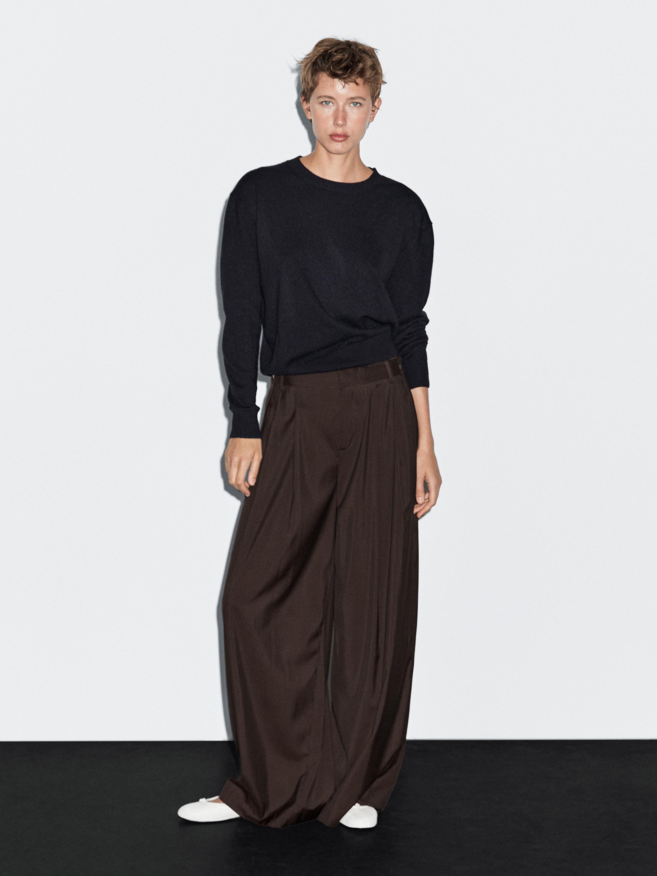Flowing trousers with darts