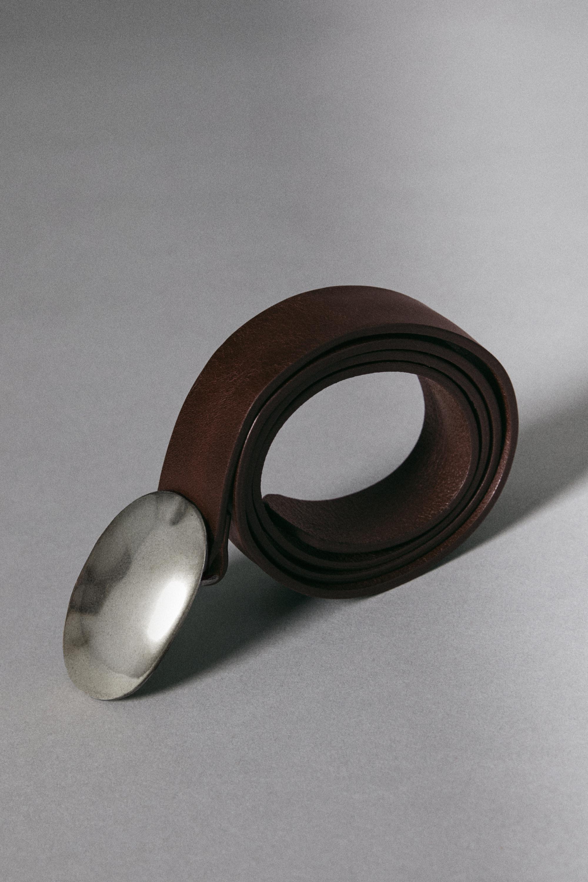 Nappa leather texture belt with oval buckle — BROWN