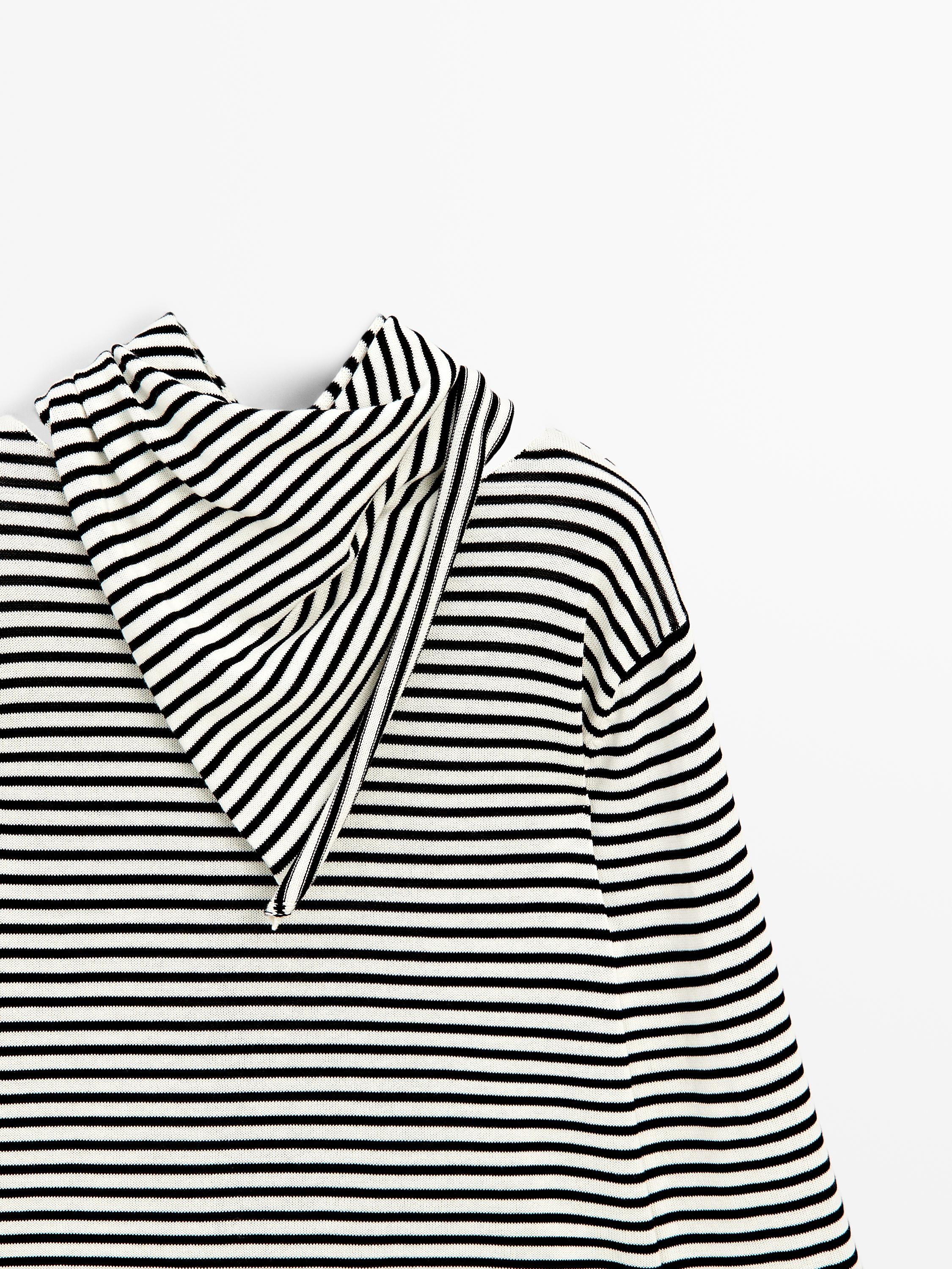 Striped sweater with bandana