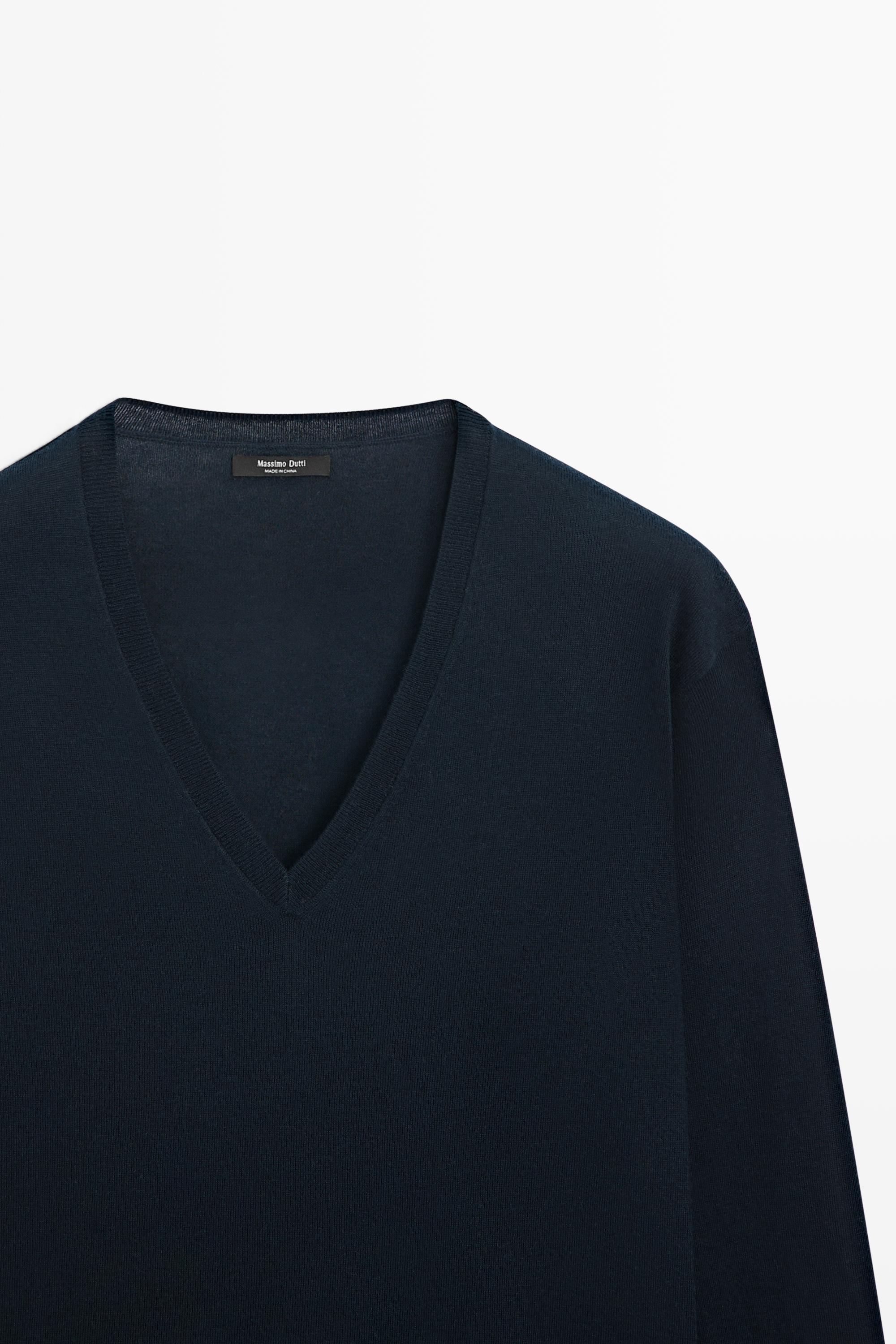 V-neck knit sweater — NAVY BLUE