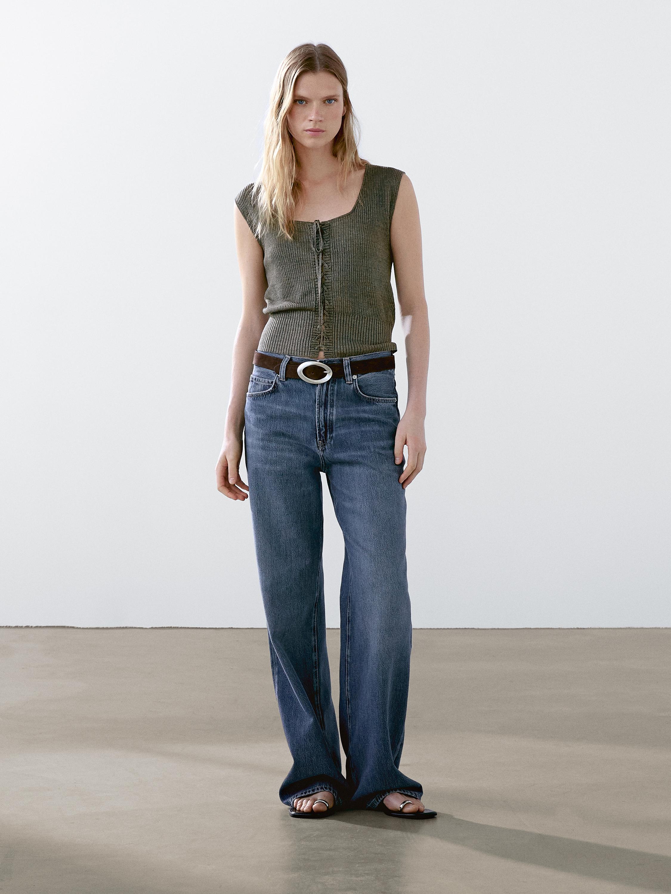 Ensemble composé d'un top vert sans manches et d'un jean bleu à jambes larges