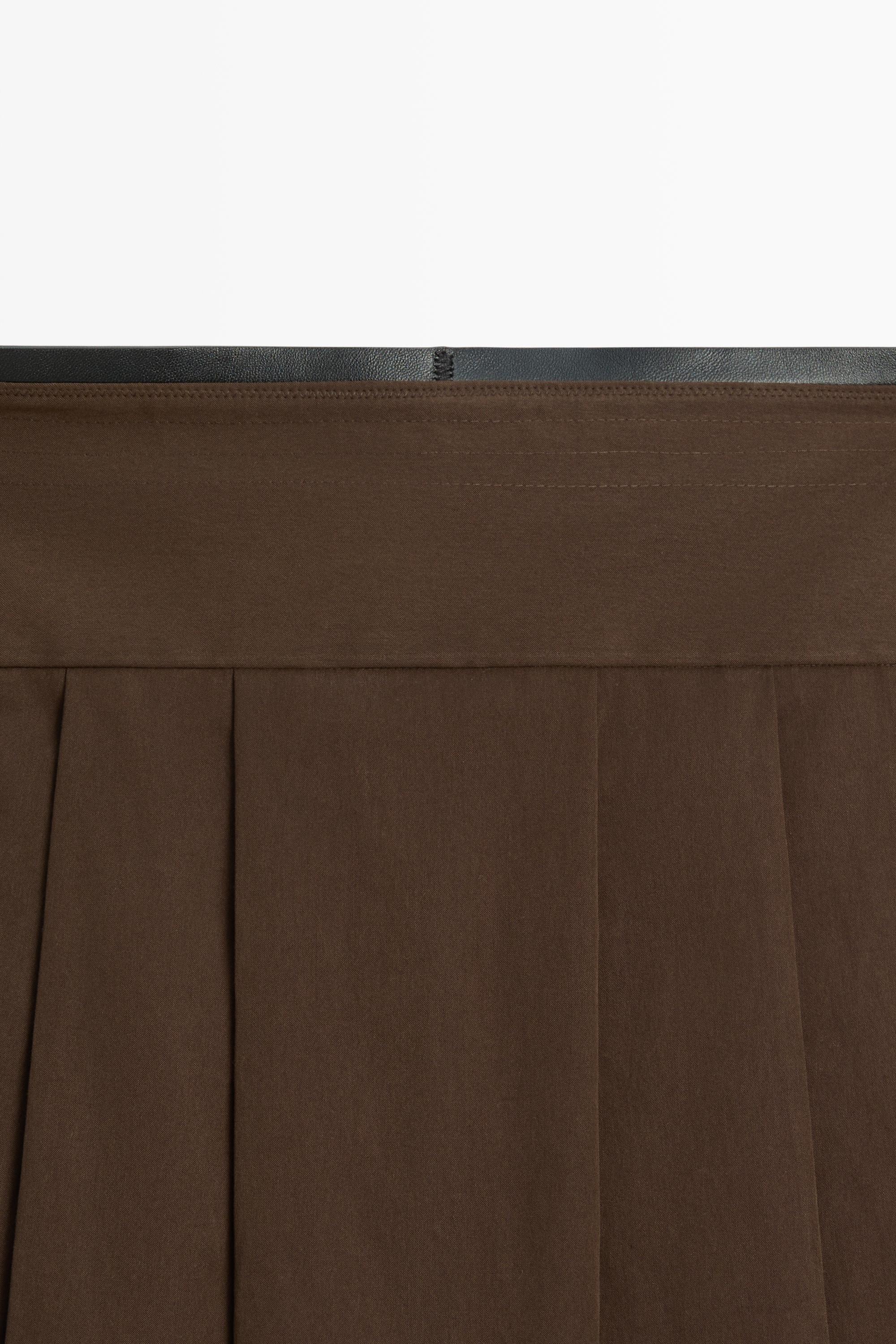 Pleated midi skirt with leather detail — Chocolate