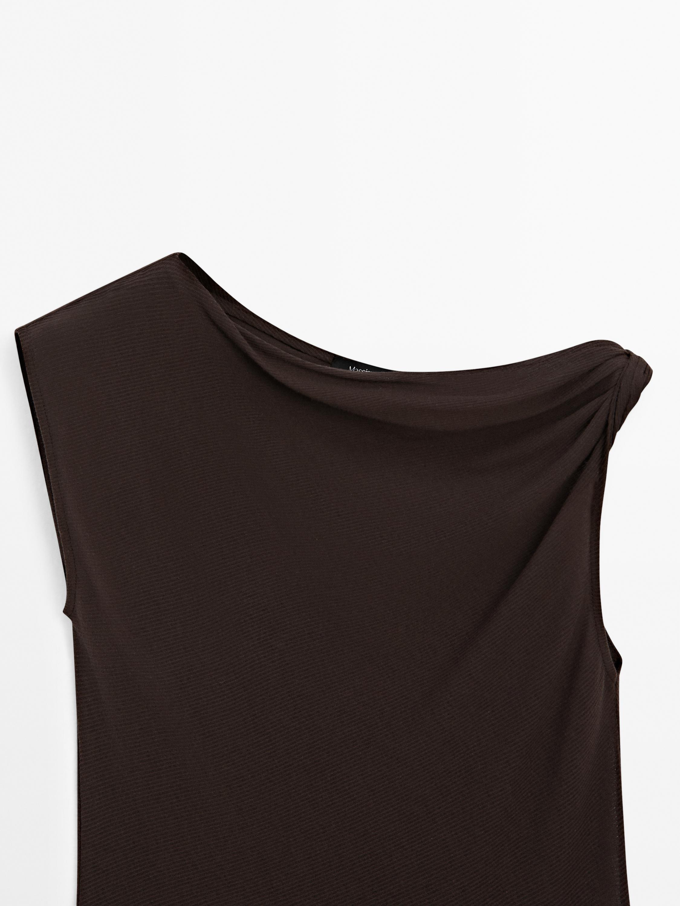 Asymmetric top with knot detail