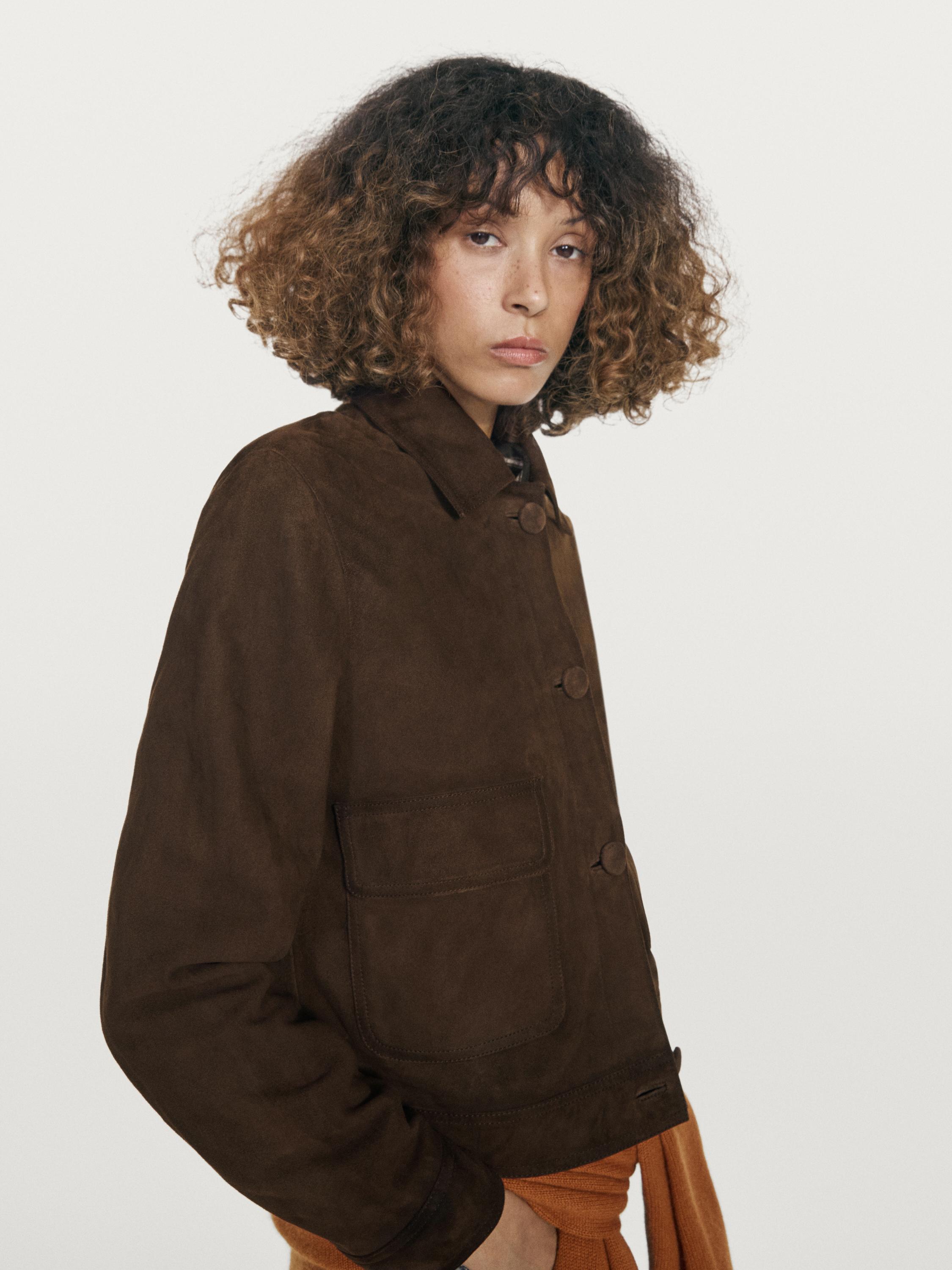 Veste courte boutons recouverts en cuir finition daim