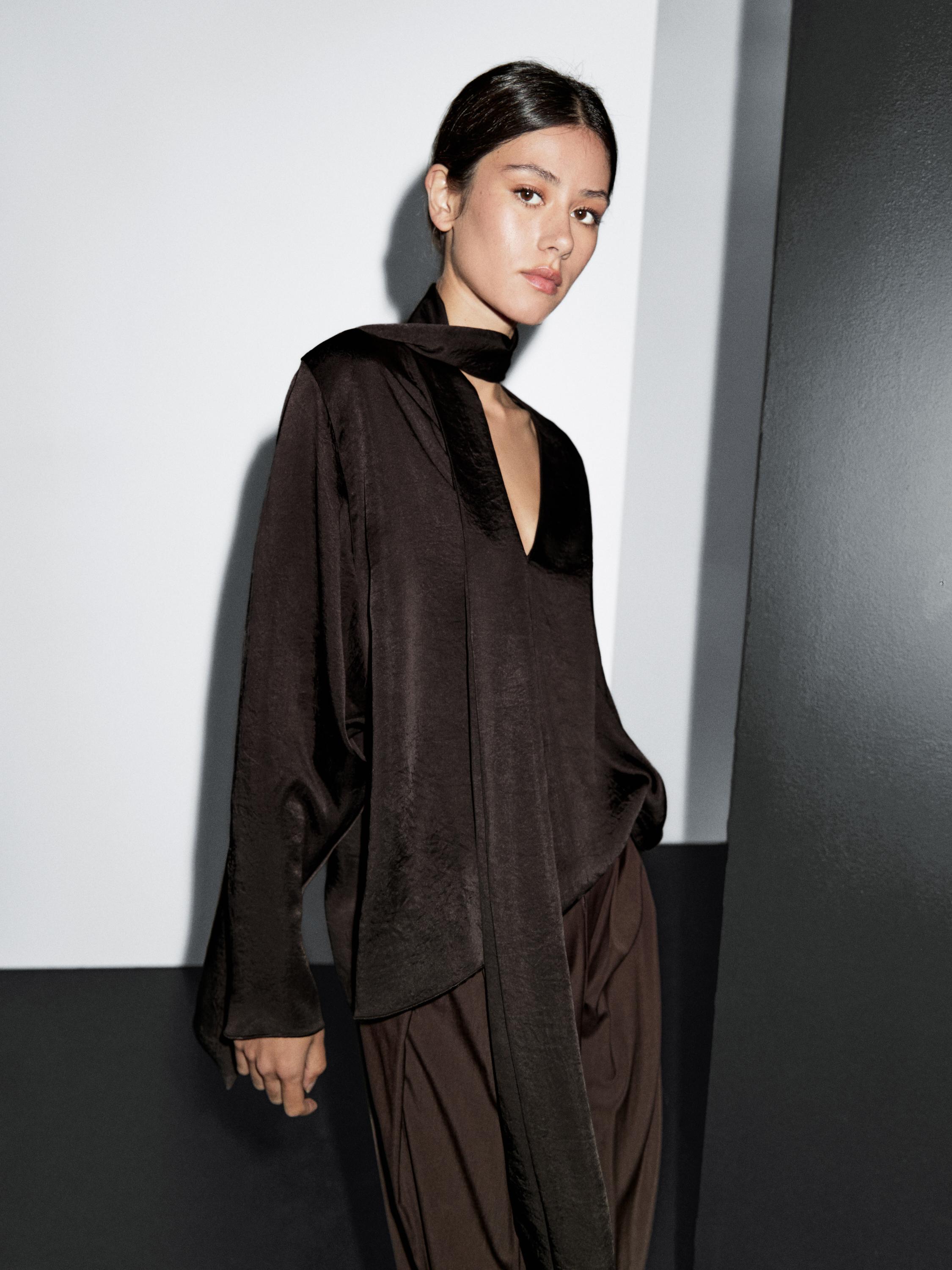Flowing blouse with tie