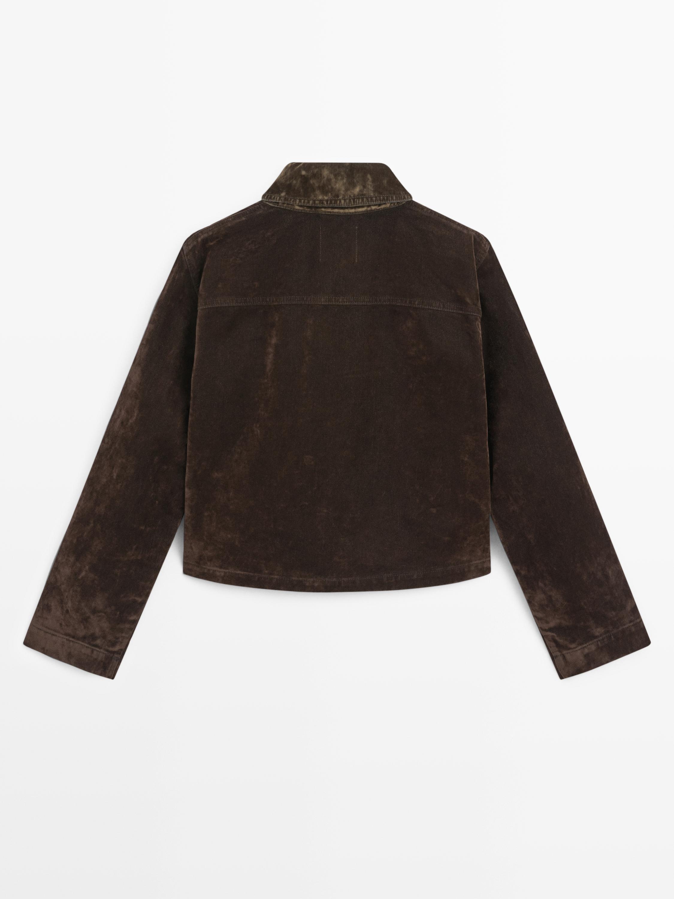 Choʻntakli va velvet qoplamali kalta denim jaket