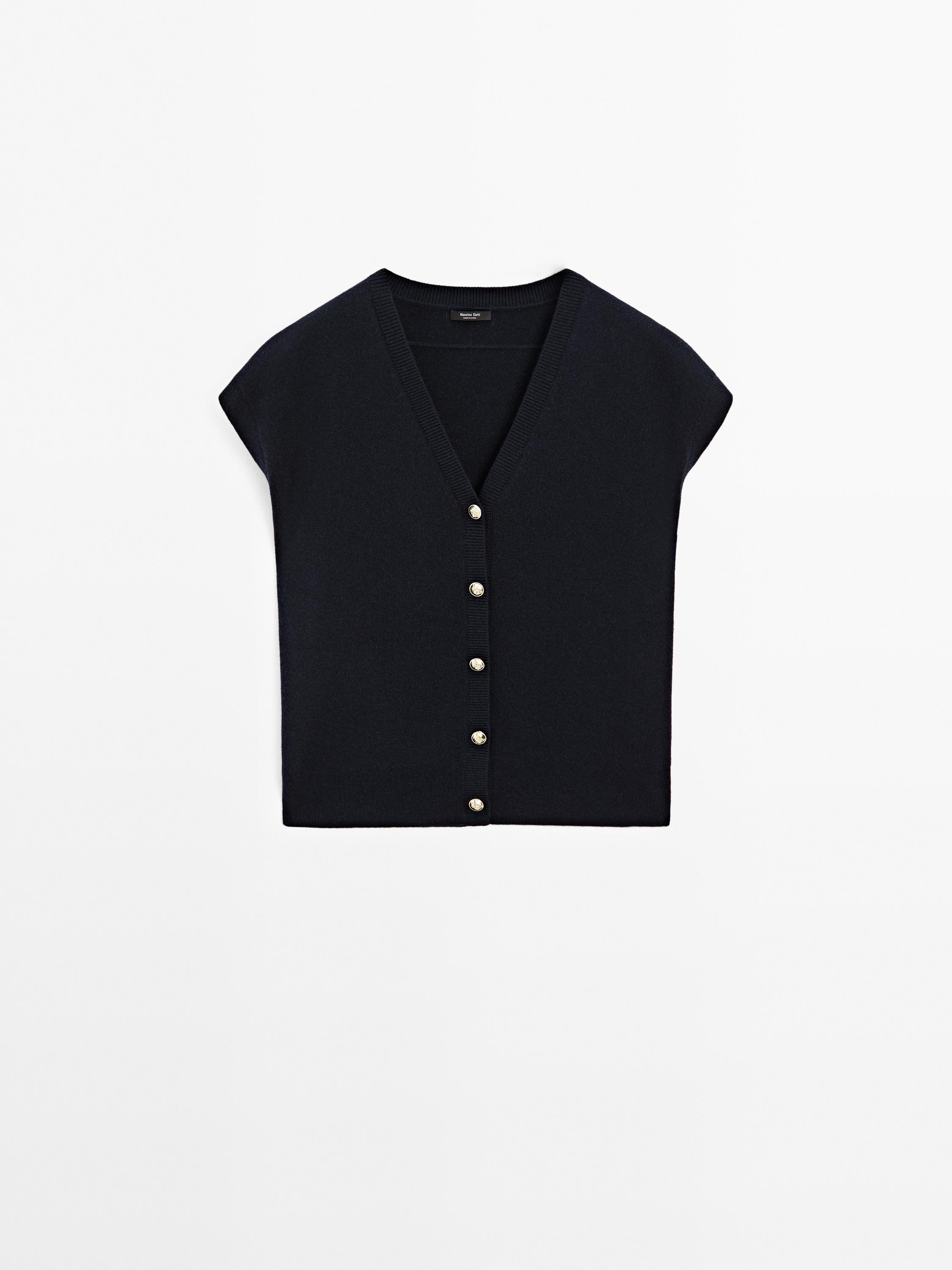 Knit vest with golden buttons