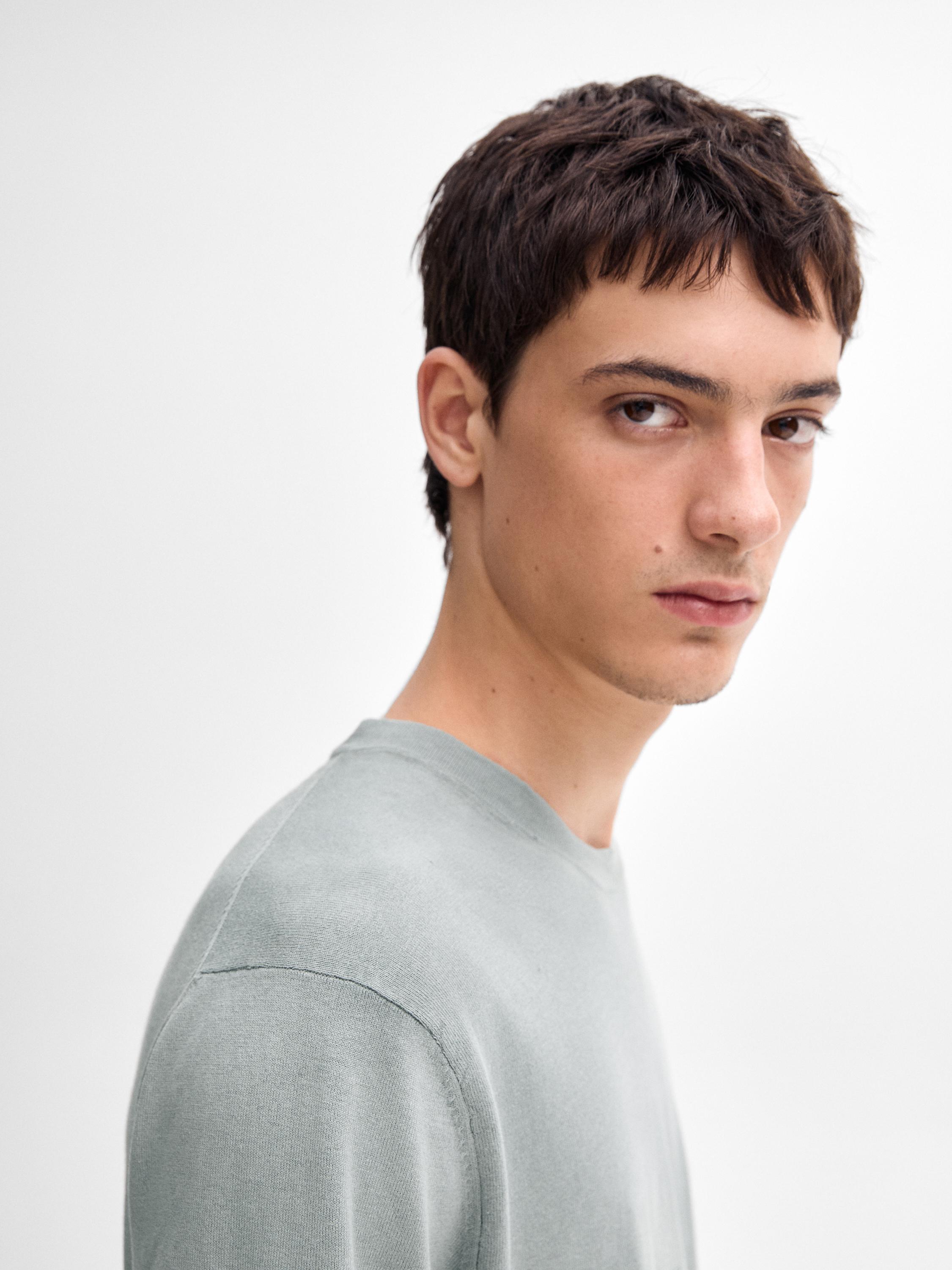 تيشرت محاك بياقة دائرية وأكمام قصيرة