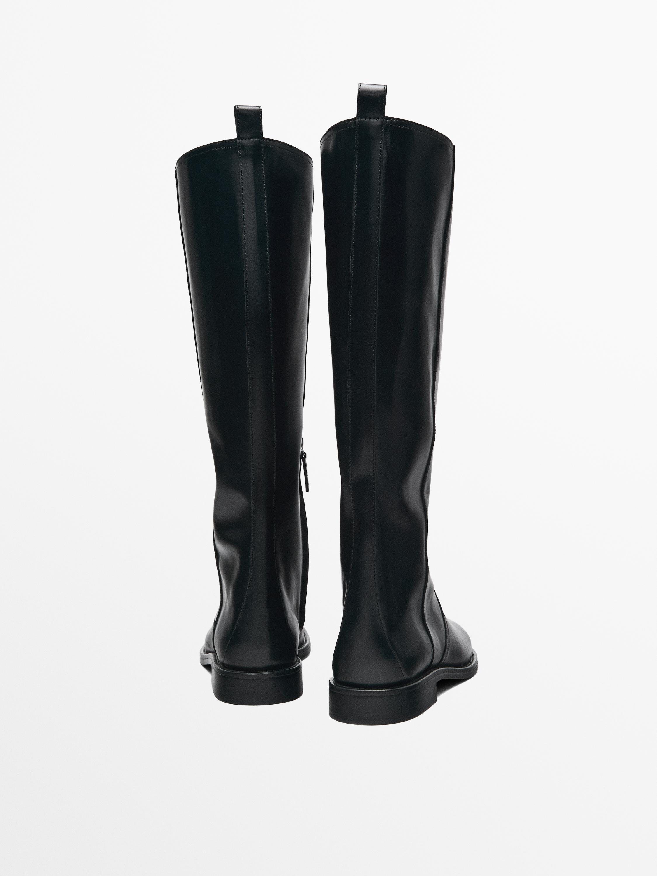 Flat boots with rounded toe
