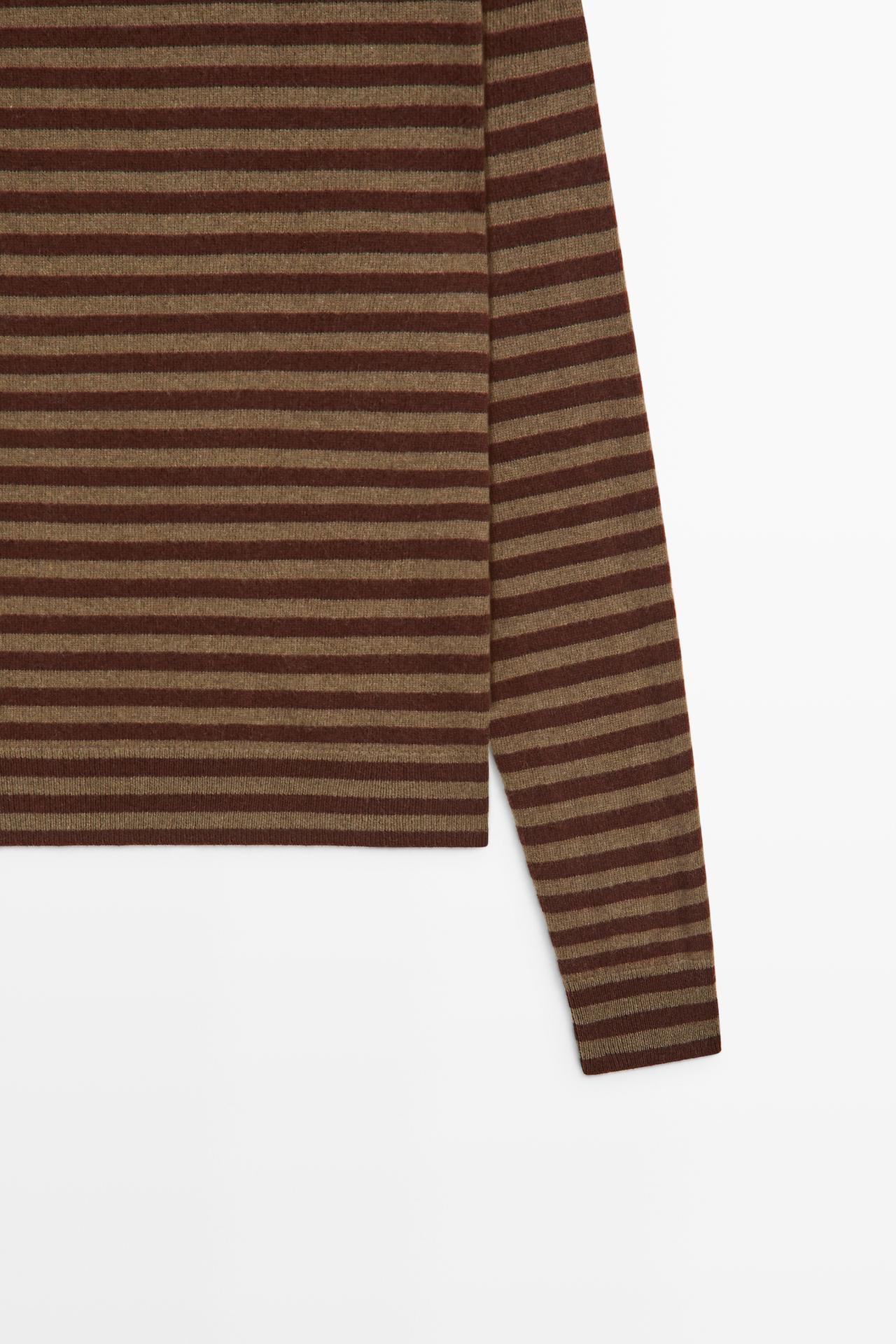 Wool-cashmere blend knit turtleneck sweater — BURGUNDY