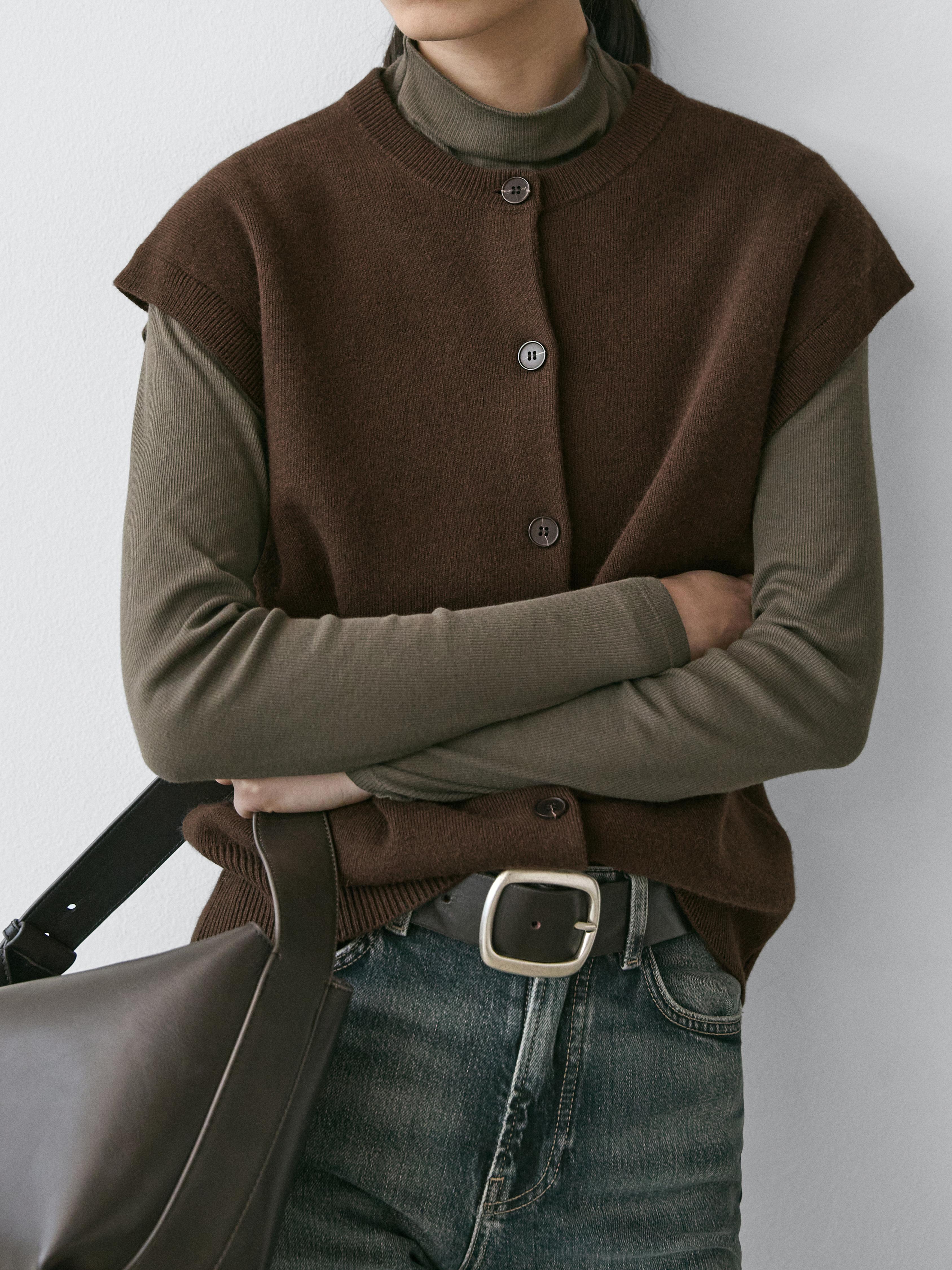 Stickad väst med rund krage