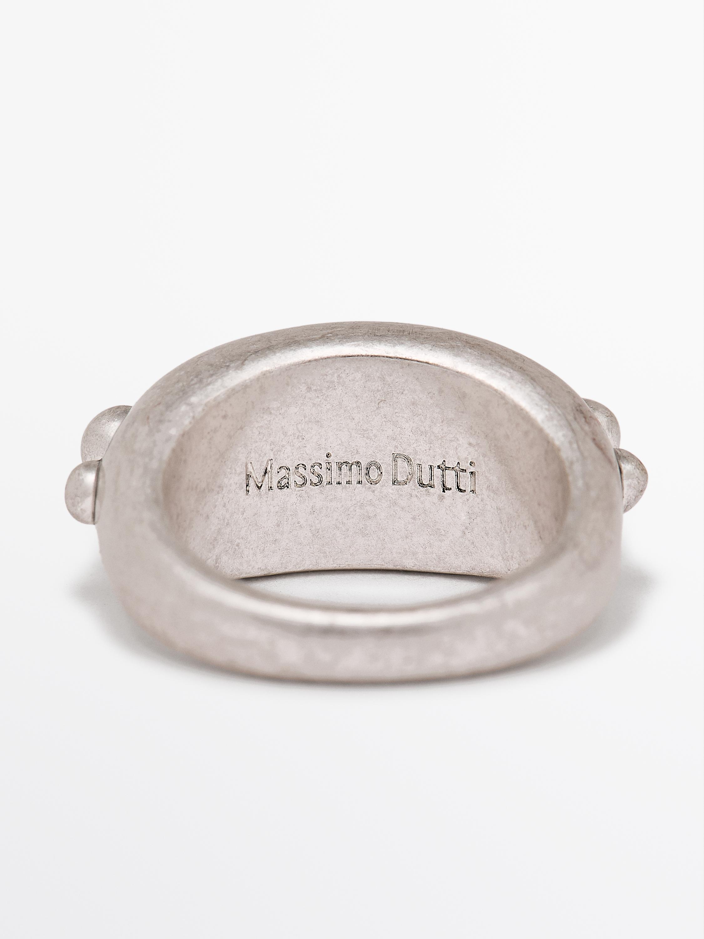 반지와 라운드 피스 디테일