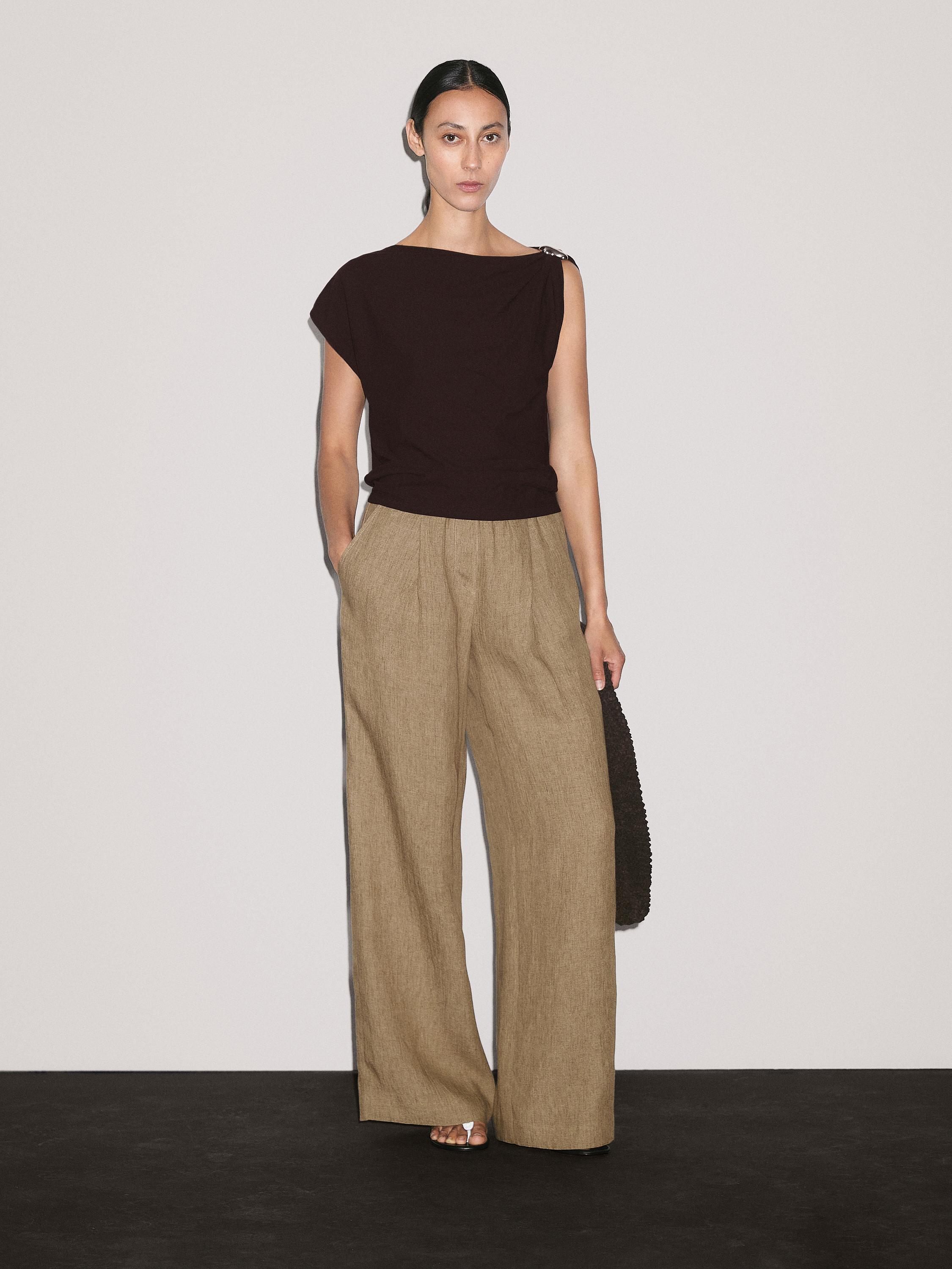 Top mit drapiertem Ausschnitt und Brosche