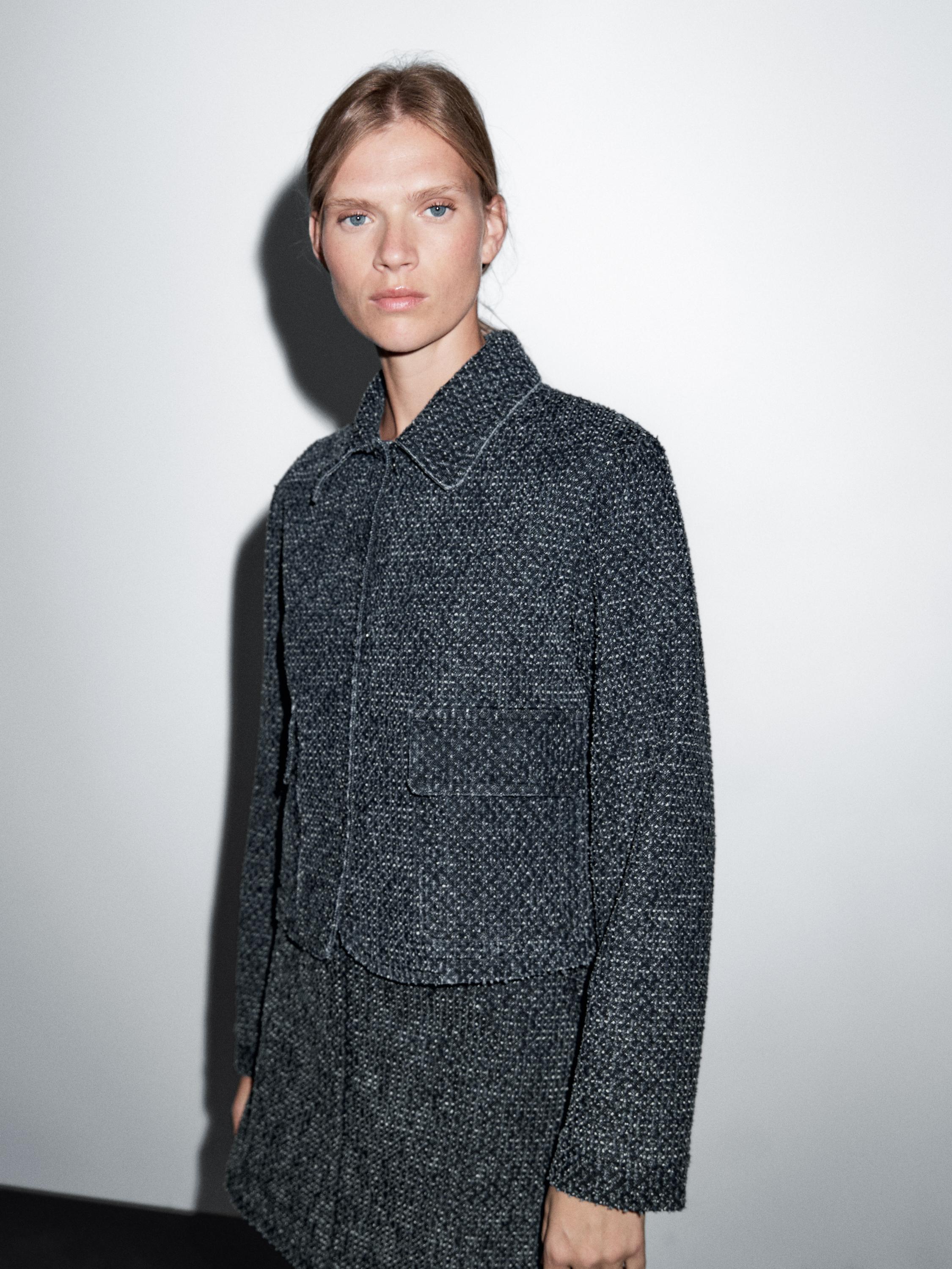 Casaco curto em denim com pormenor de textura