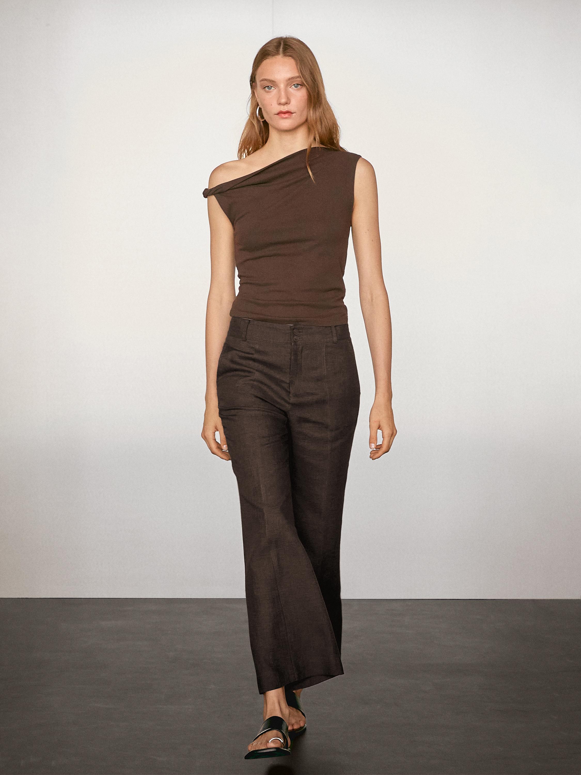 Ensemble composé d'un haut asymétrique marron et d'un pantalon foncé à jambes larges