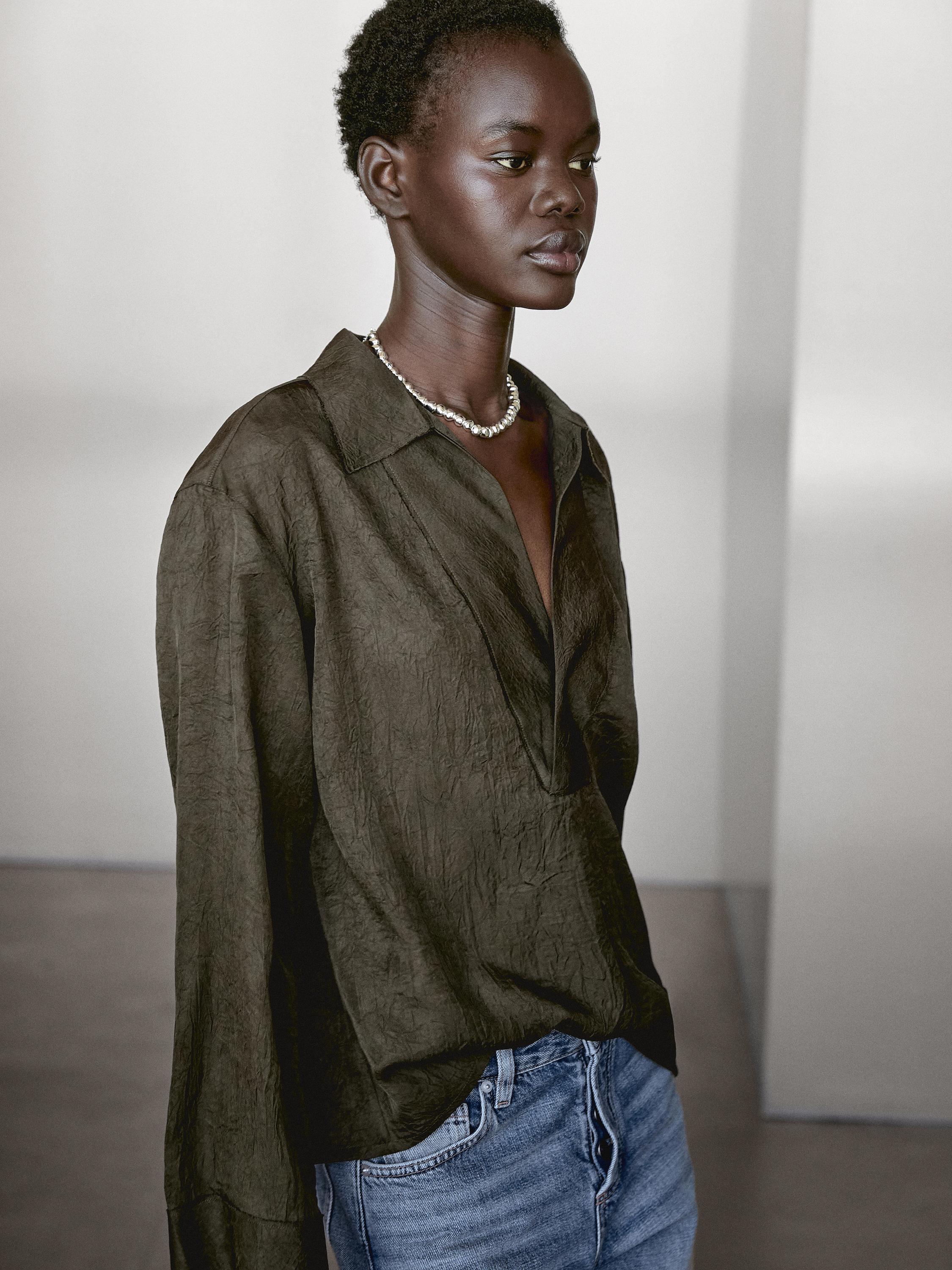 Fließende Bluse mit Polokragen