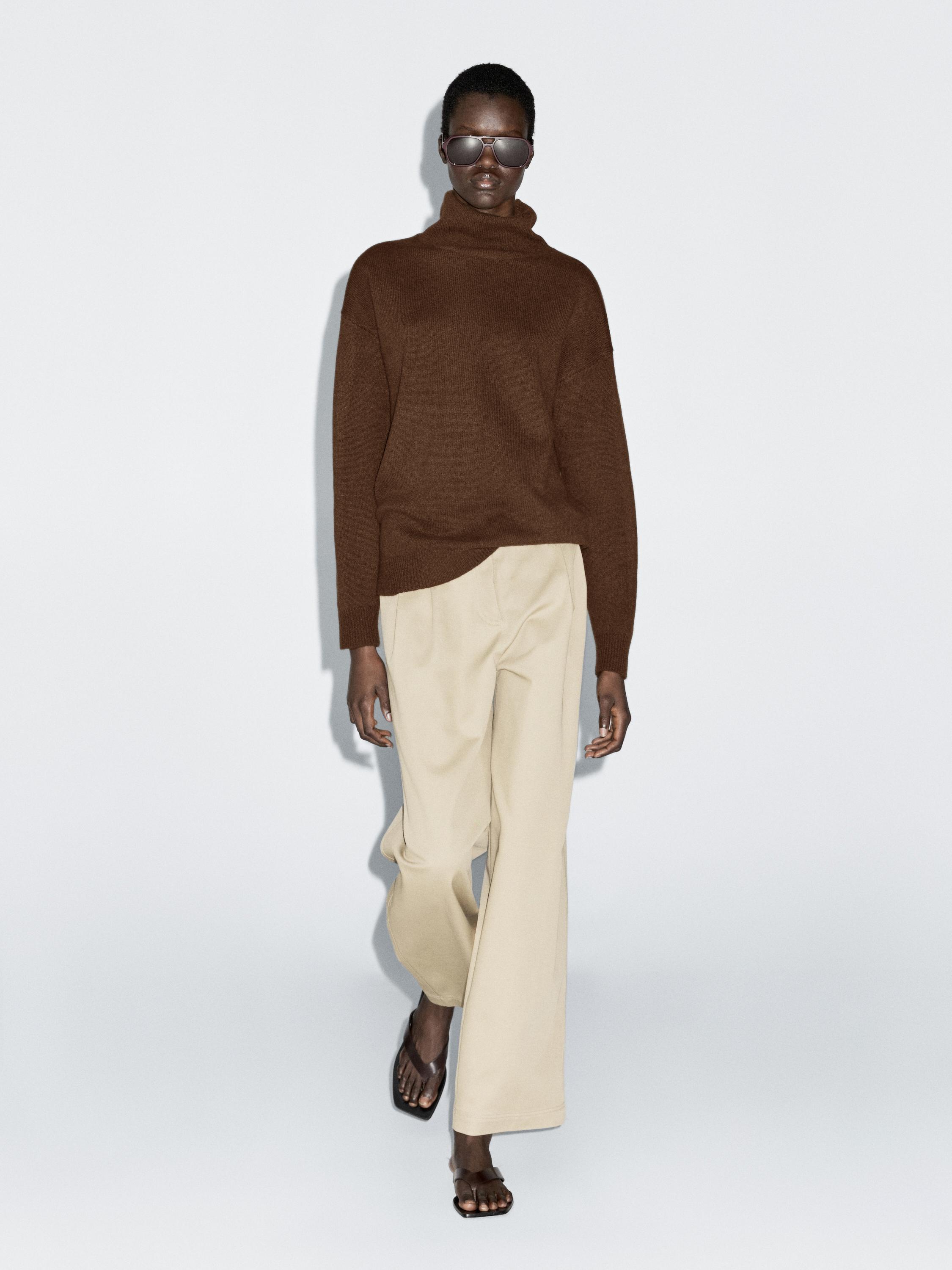 Adīts jauktas vilnas džemperis ar augstu, atlokāmu apkakli