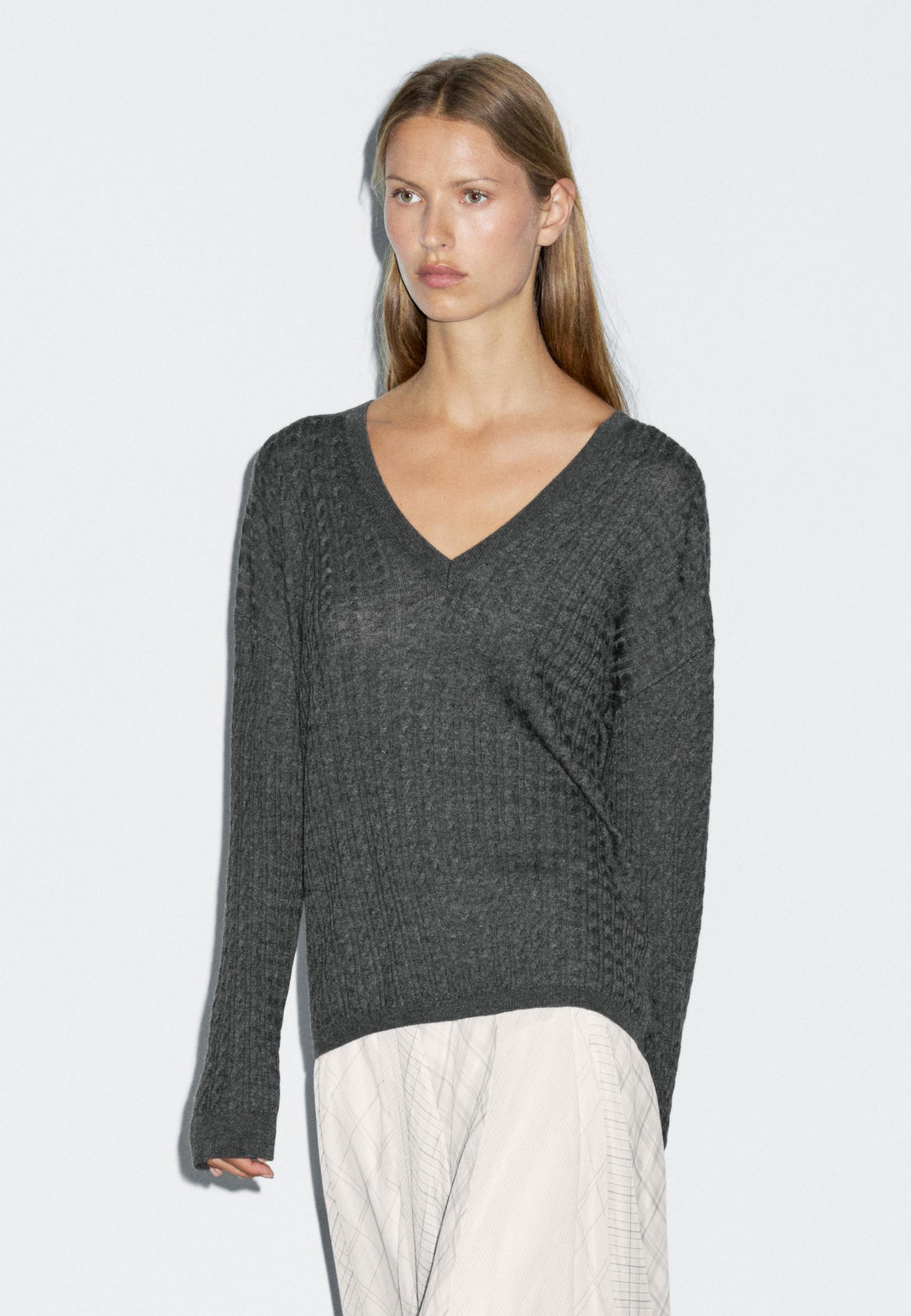 Kabelstickad tröja med v-ringning