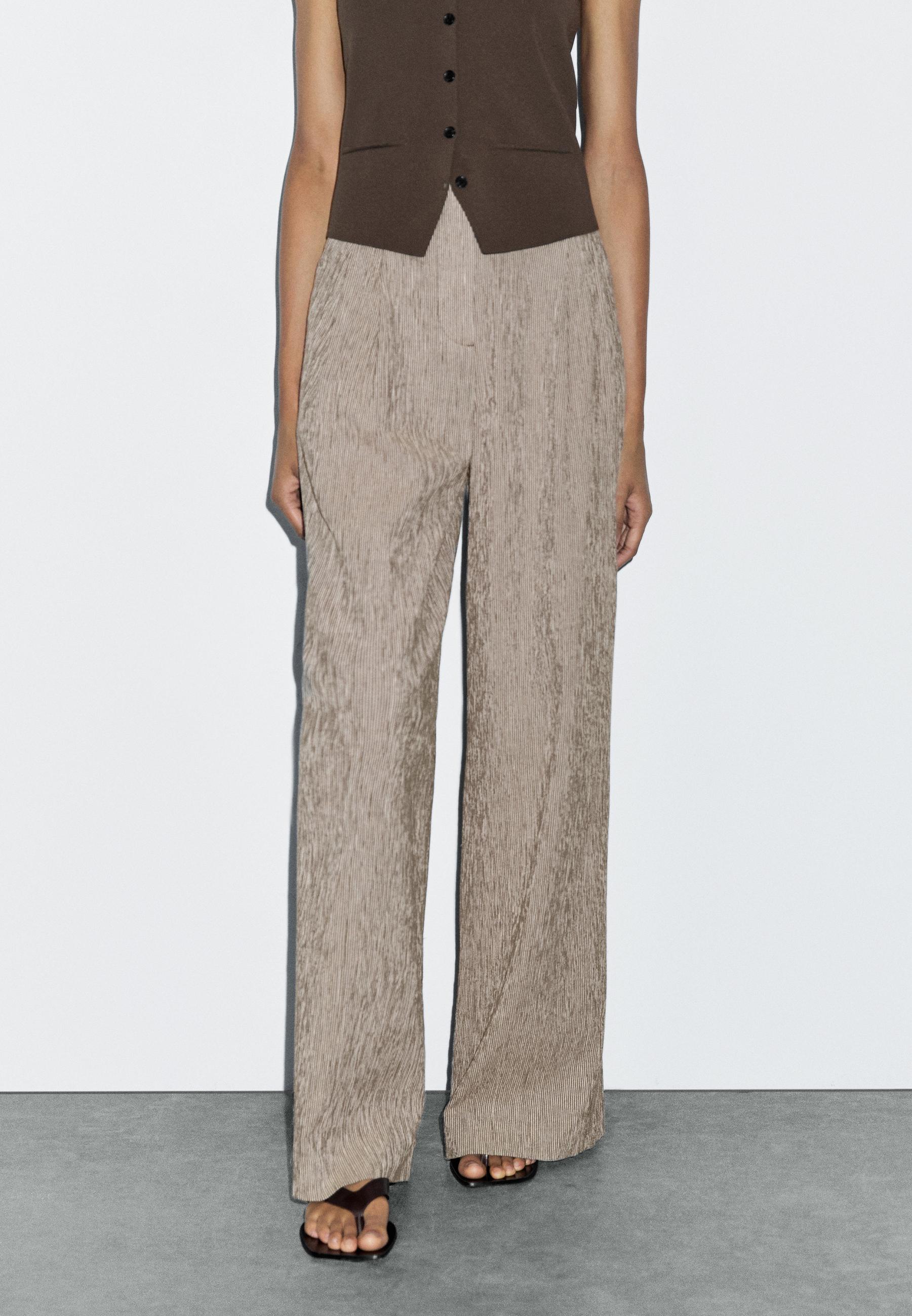 Teksturirane hlače s višestrukim prugama