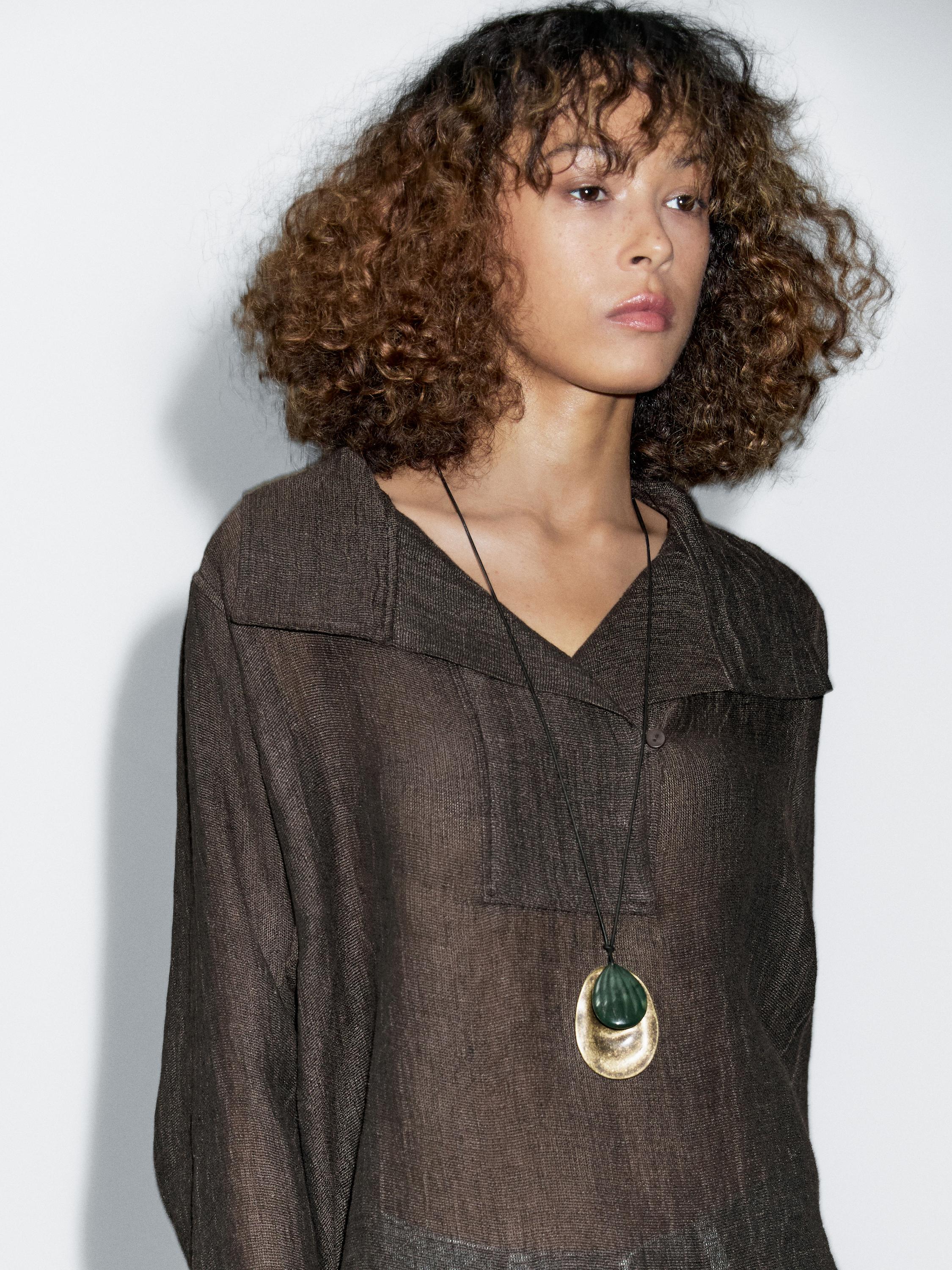 100 % ľanová blúzka s detailom na prsiach