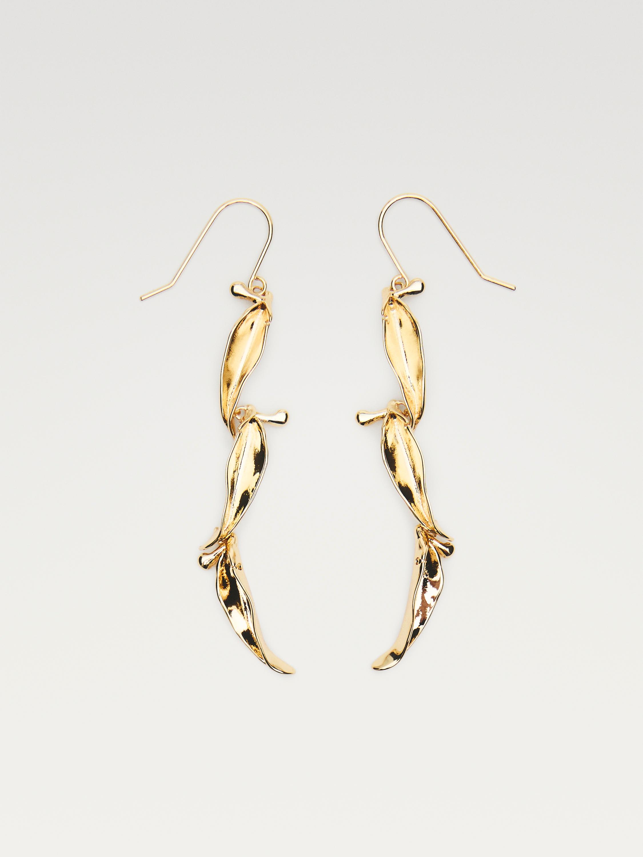 Aretes largos dorados con diseño de hojas entrelazadas y cierre de gancho.