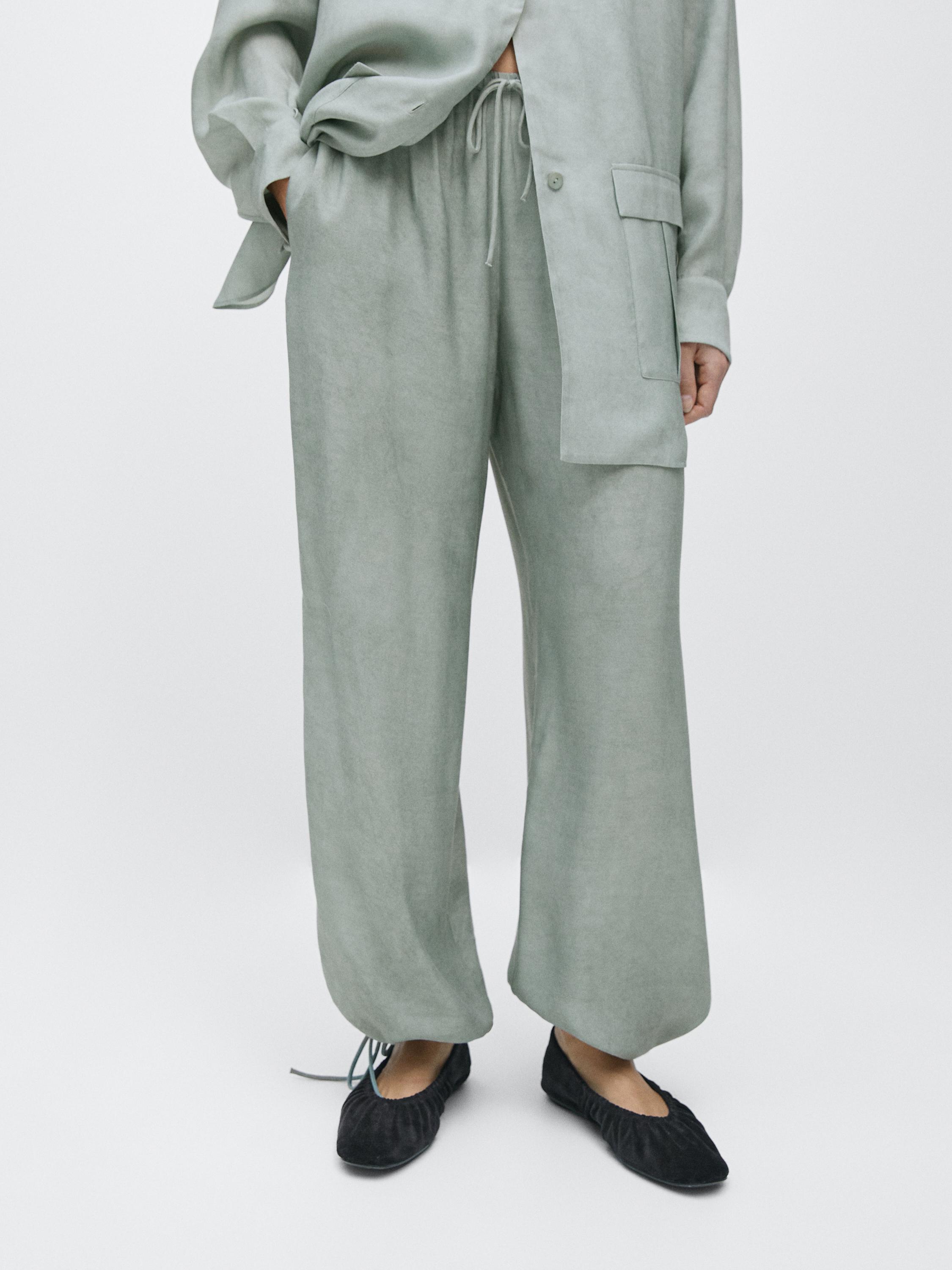 กางเกงสีพิสตาชิโอครึ่งตัวพร้อมขอบเอวยางยืดและเชือกผูกปรับได้ มีกระเป๋าข้าง